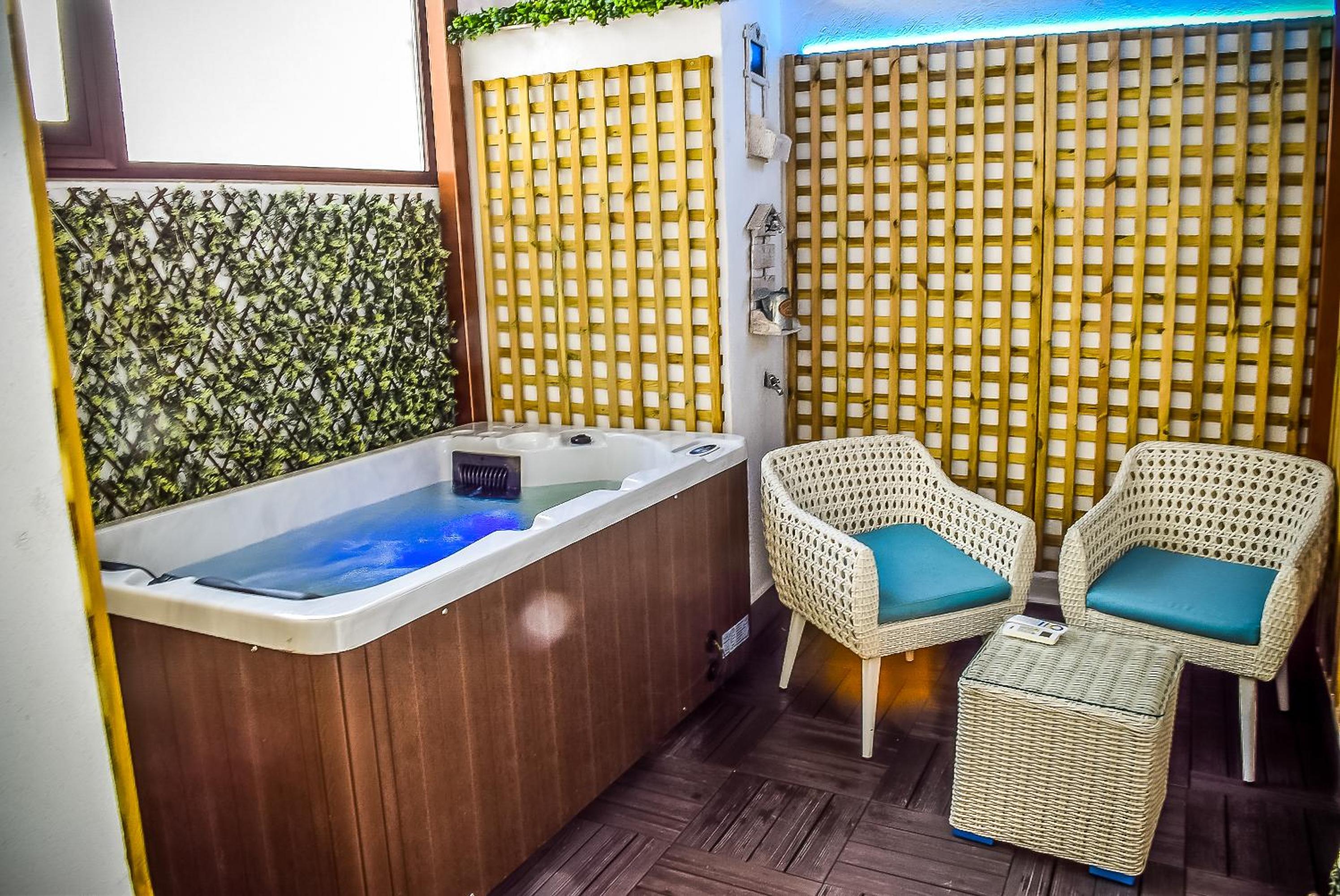 Deluxe Suite with Spa Bath - Photo 9