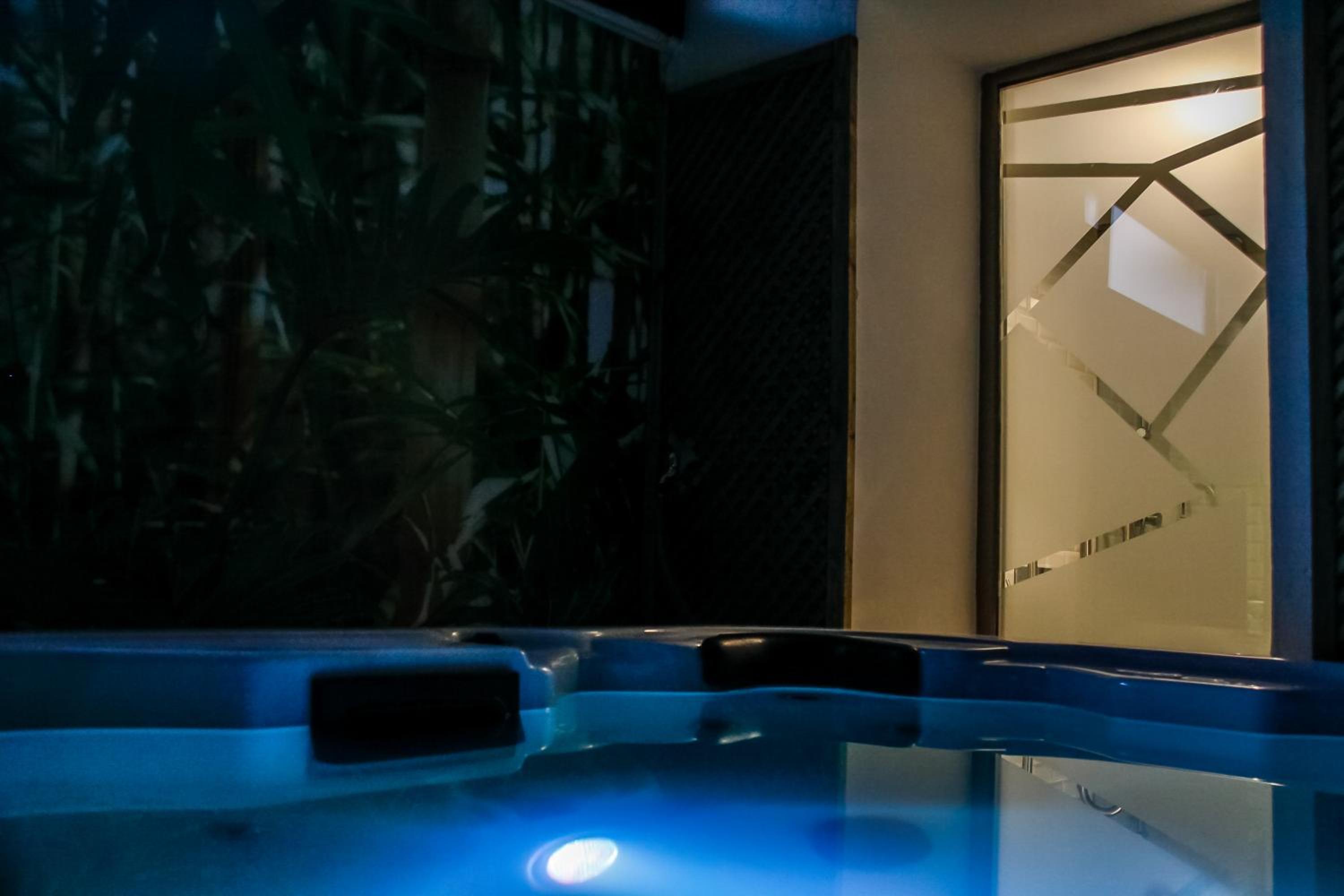 Deluxe Suite with Spa Bath - Photo 16