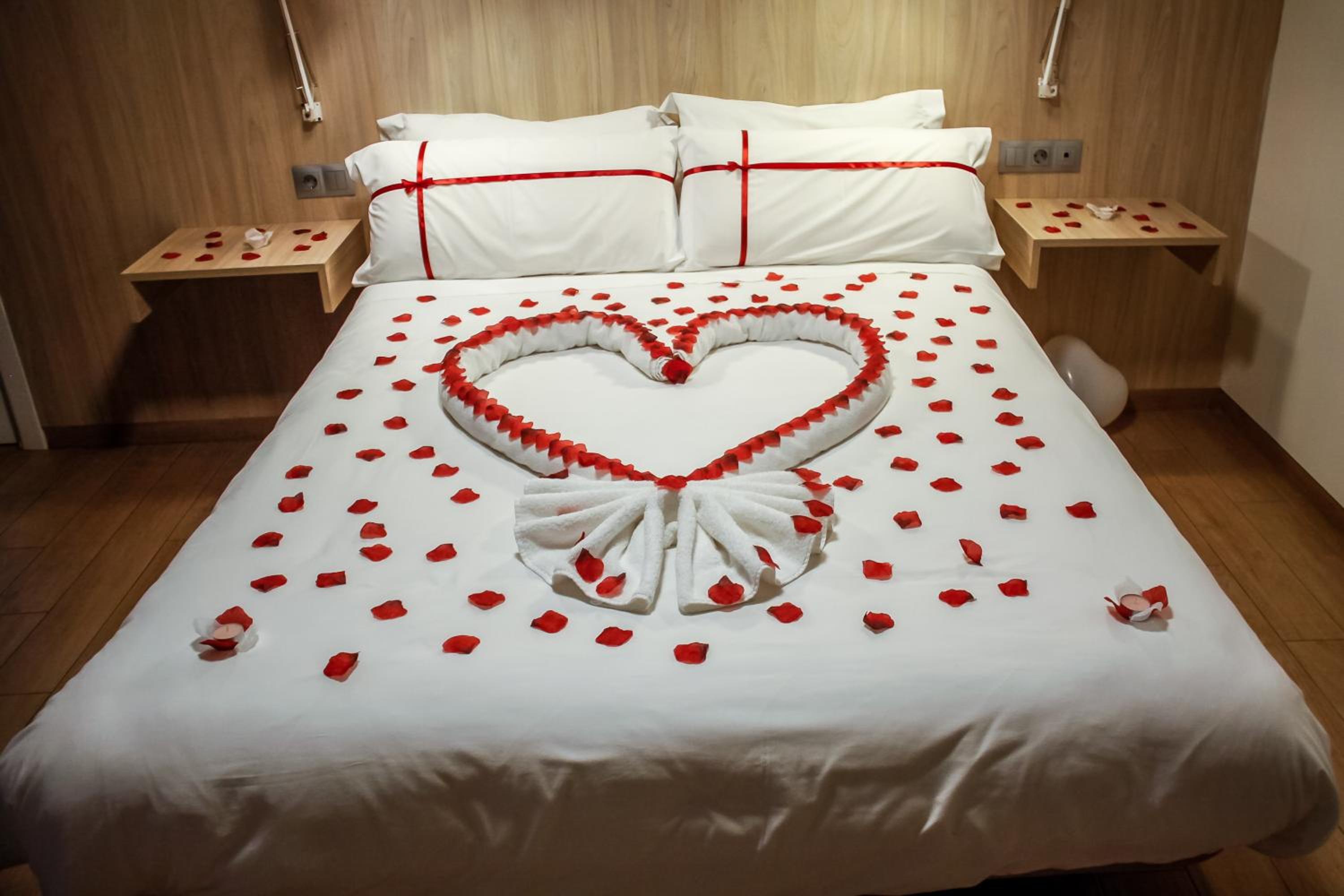 Deluxe Suite with Spa Bath - Photo 10