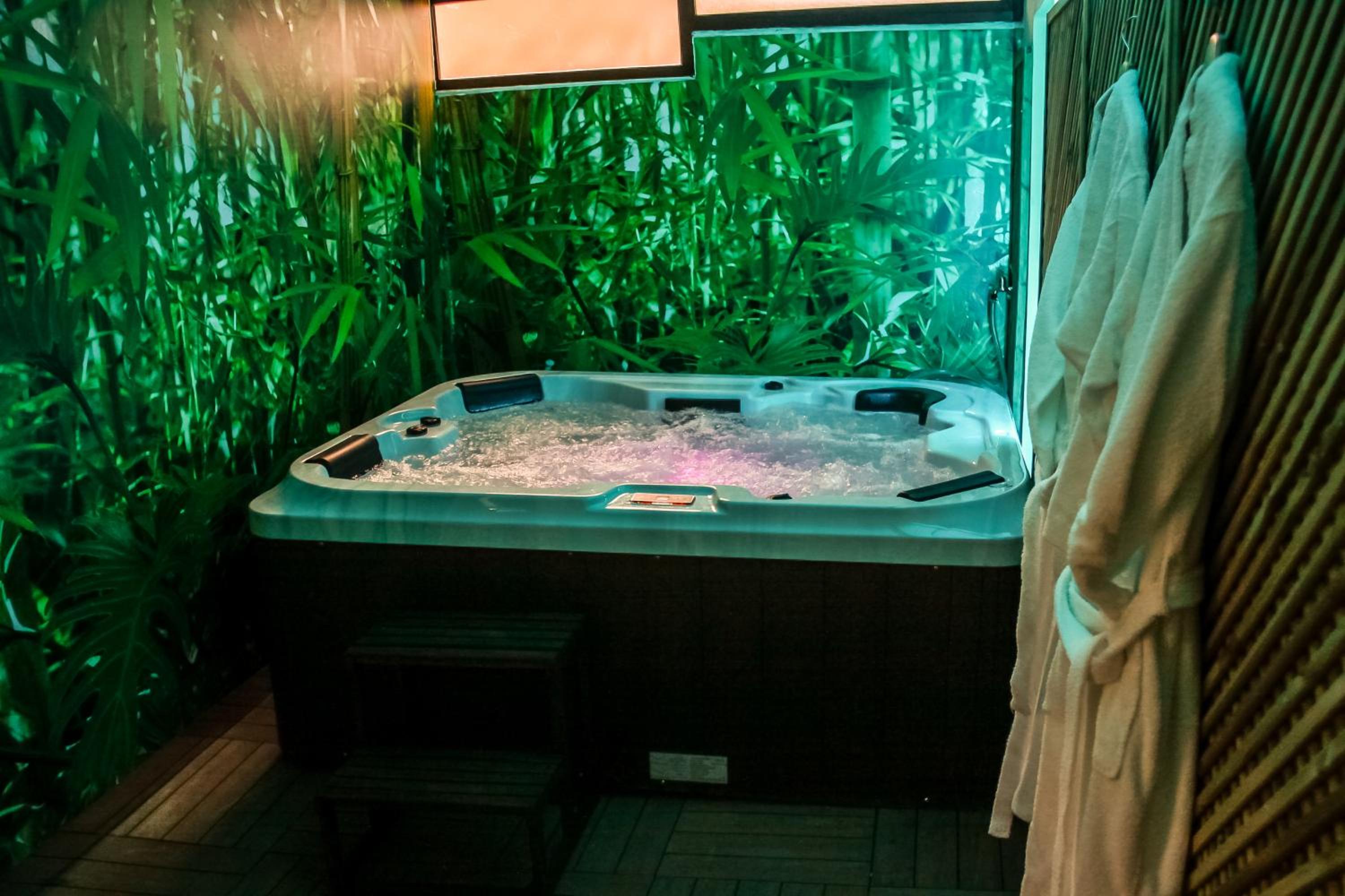 Deluxe Suite with Spa Bath - Photo 24