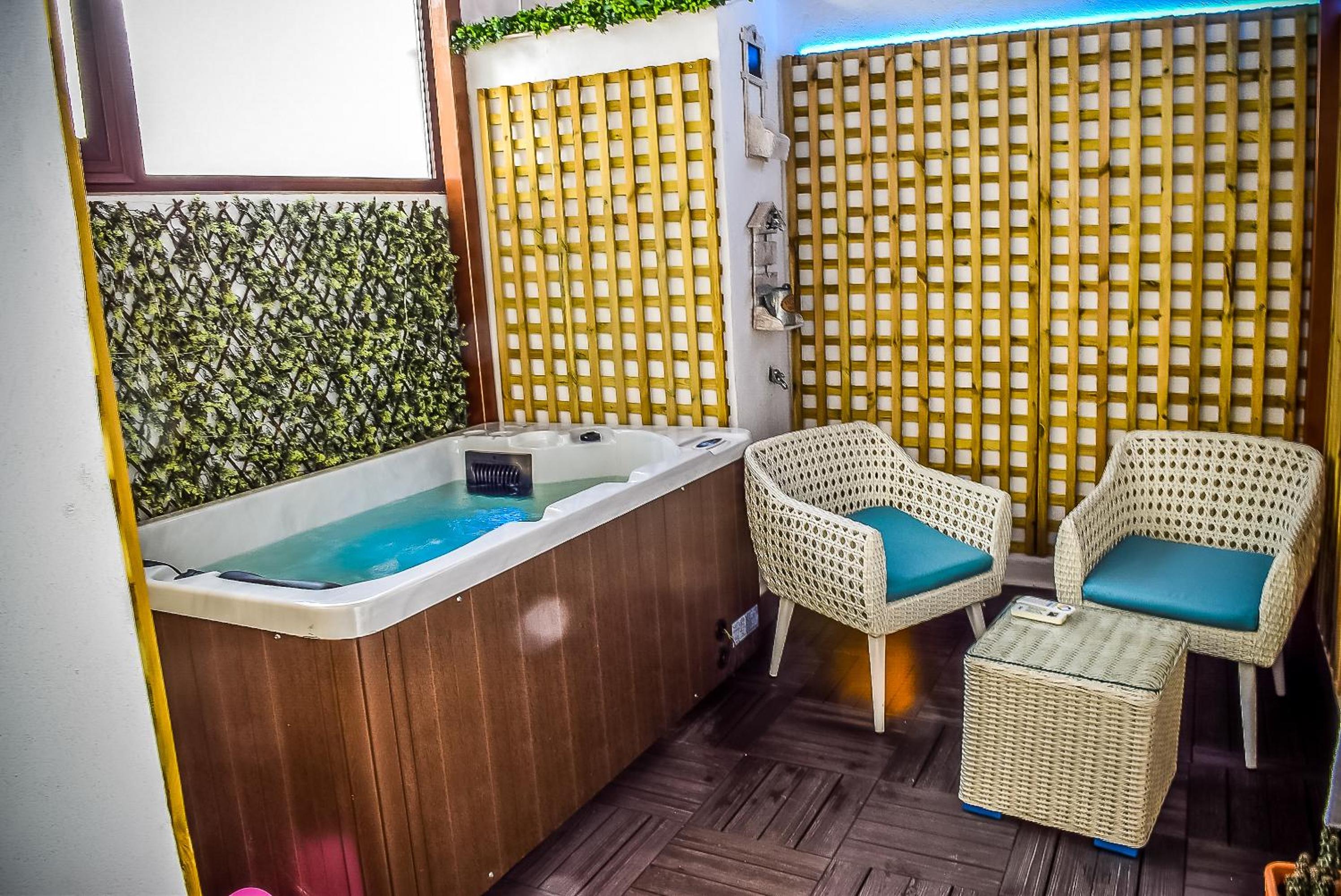 Deluxe Suite with Spa Bath - Photo 8