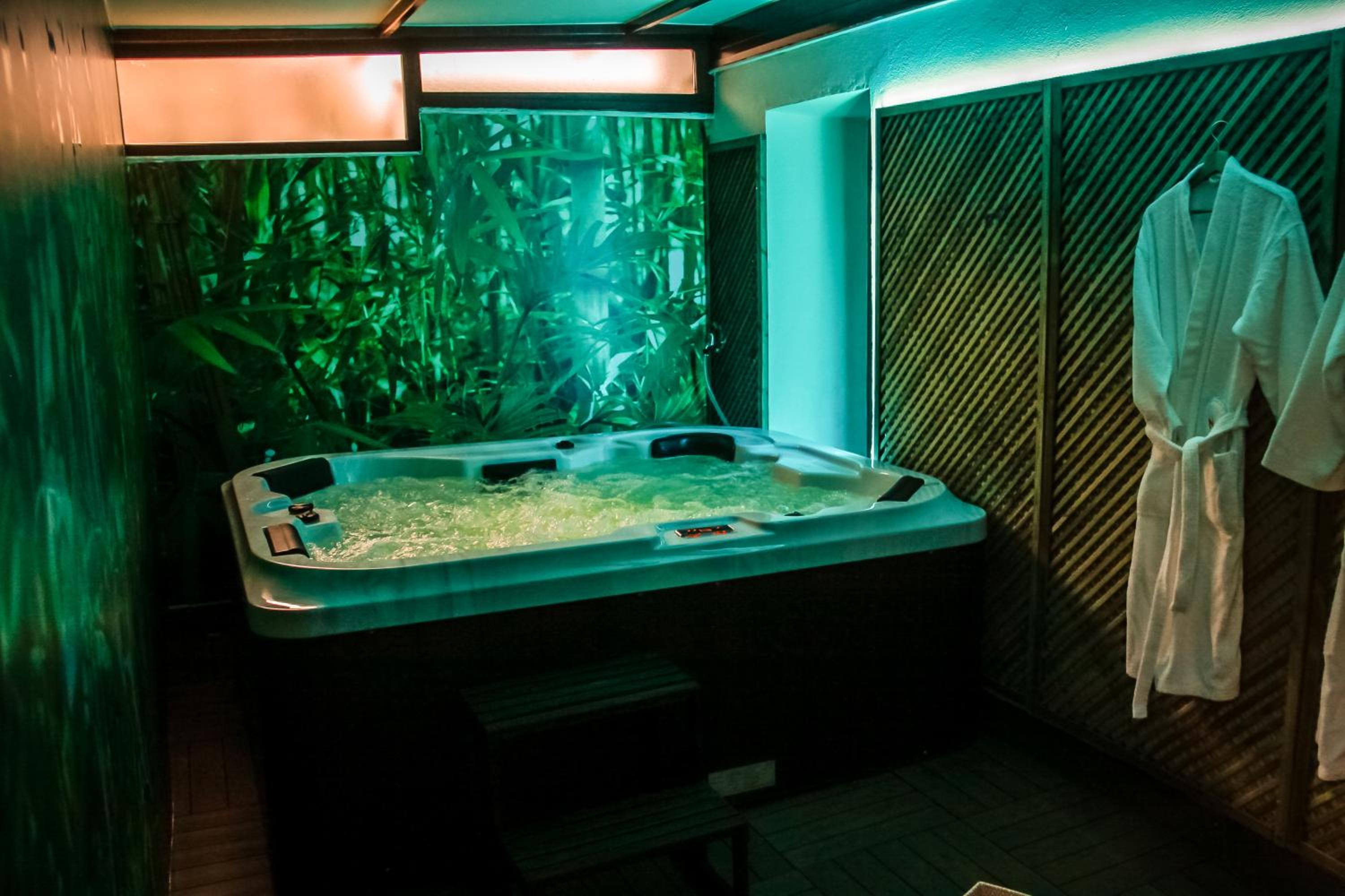 Deluxe Suite with Spa Bath - Photo 25
