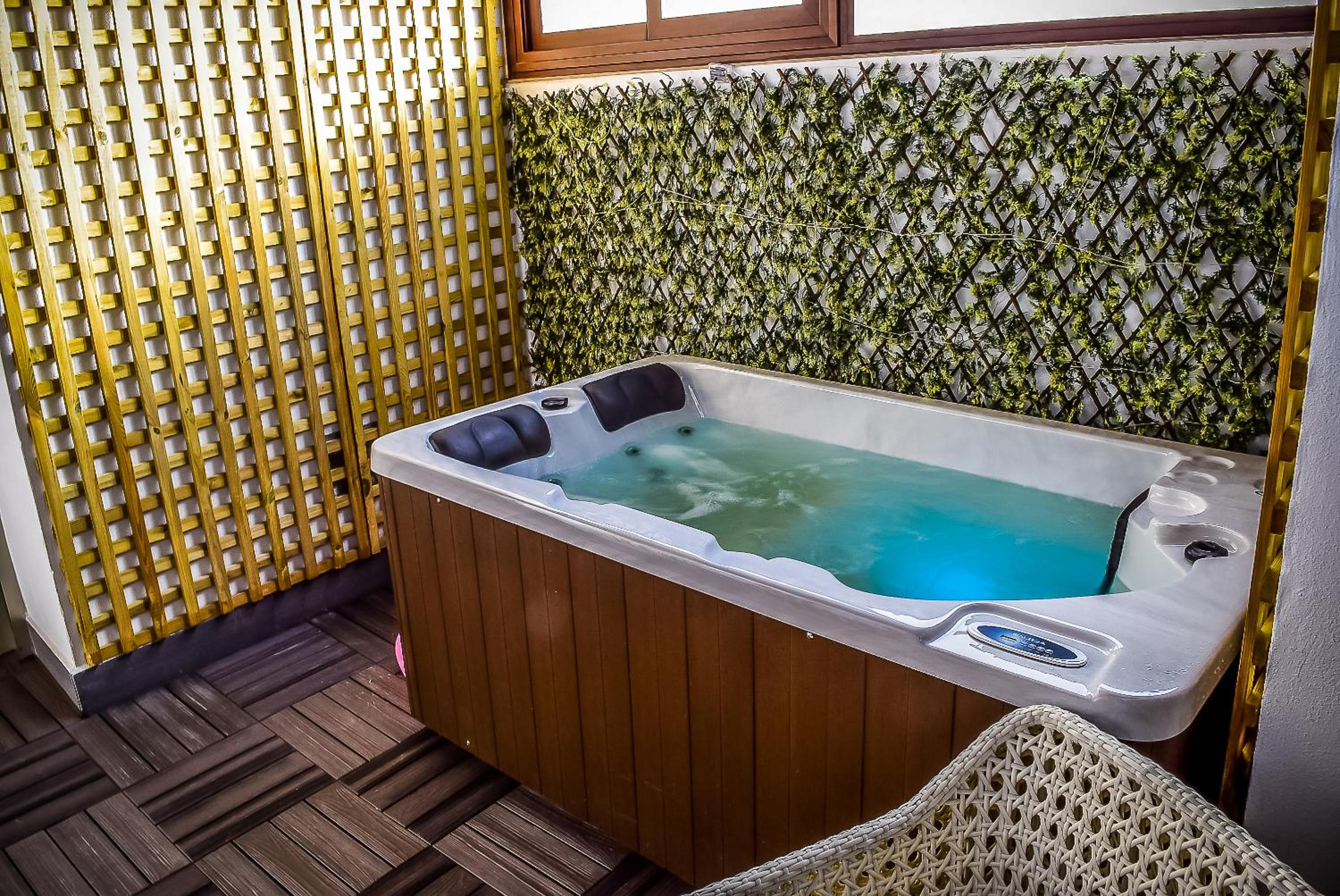 Deluxe Suite with Spa Bath - Photo 5