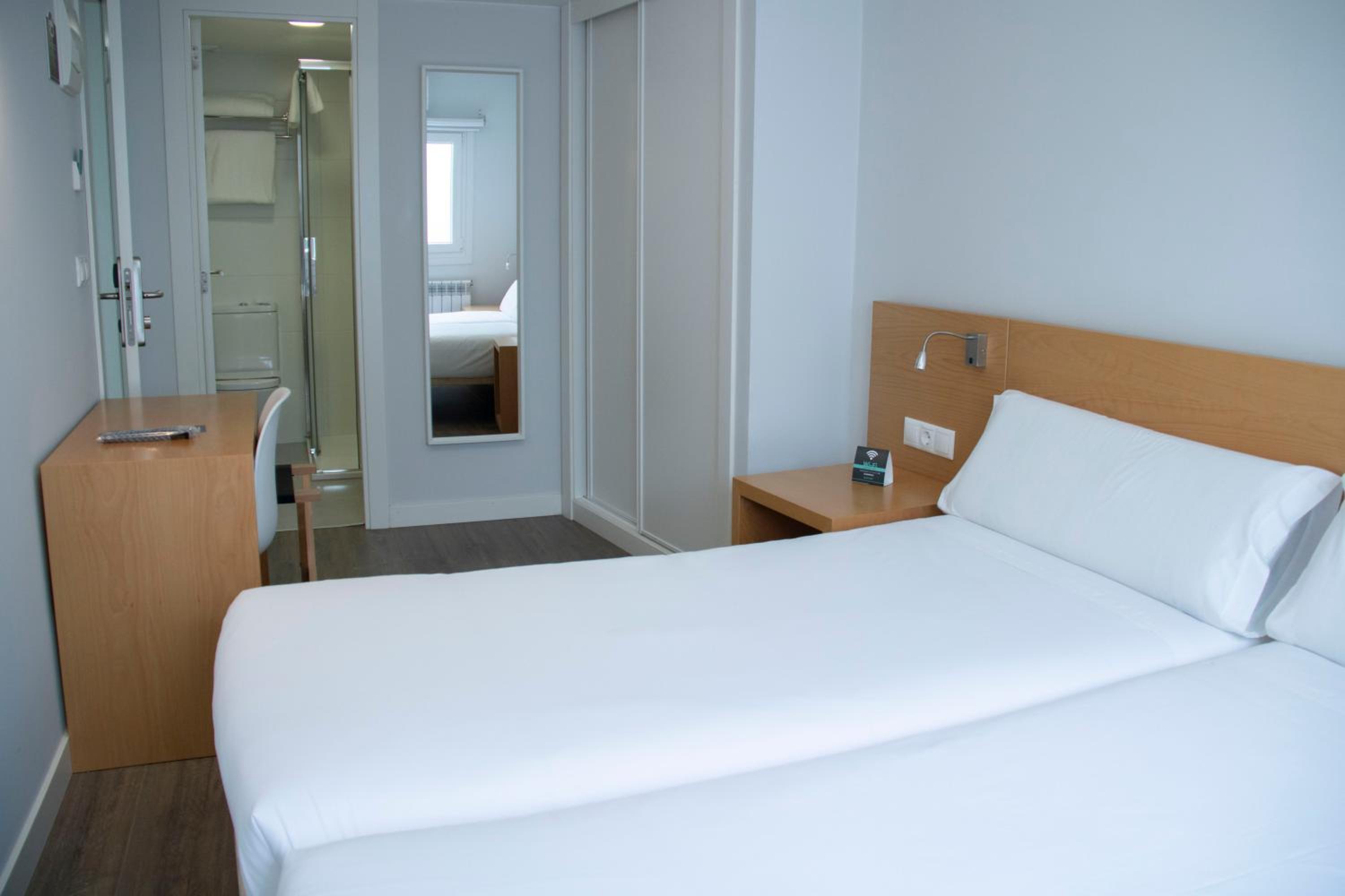 Budget Double Room photo 3