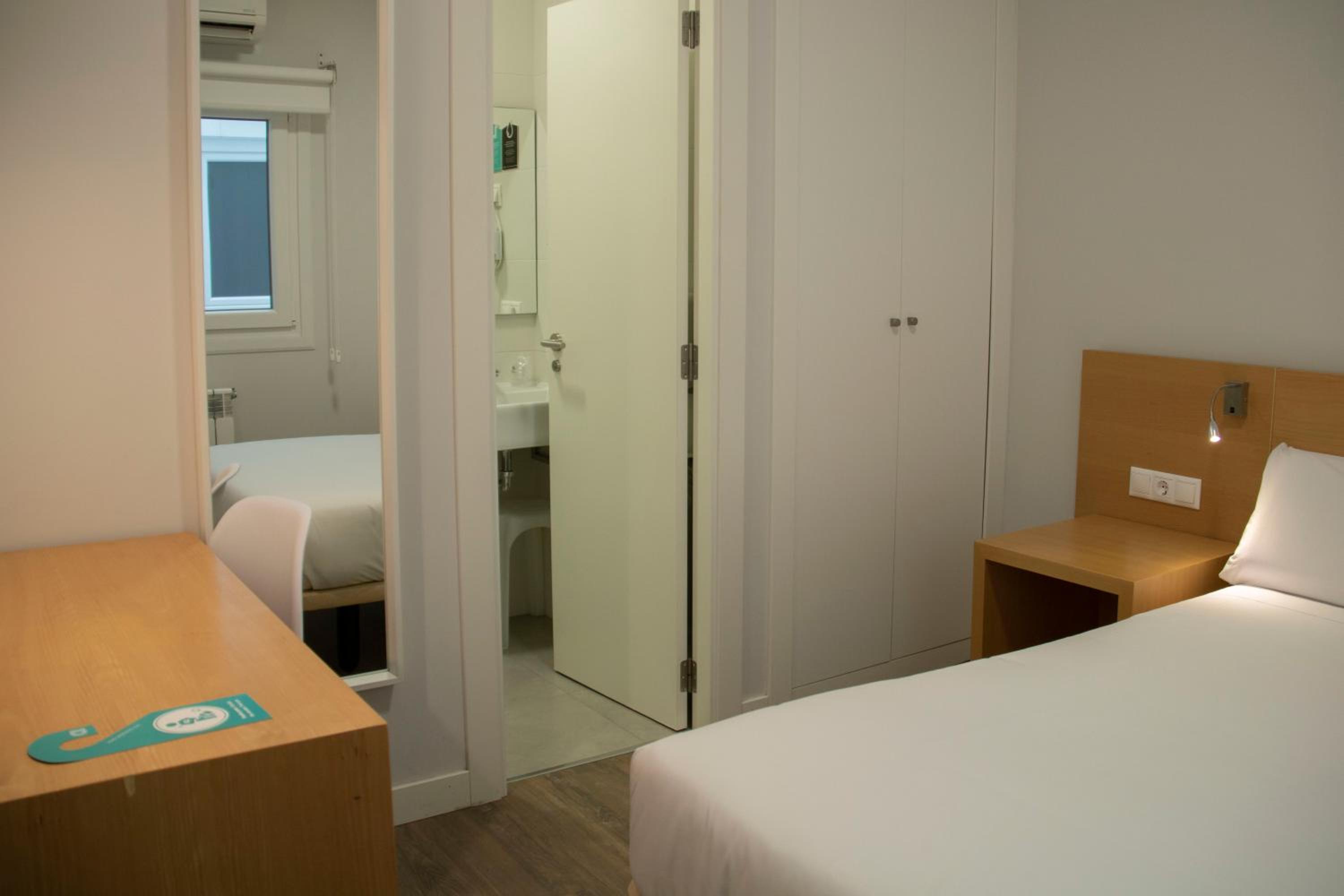 Budget Double Room photo 3