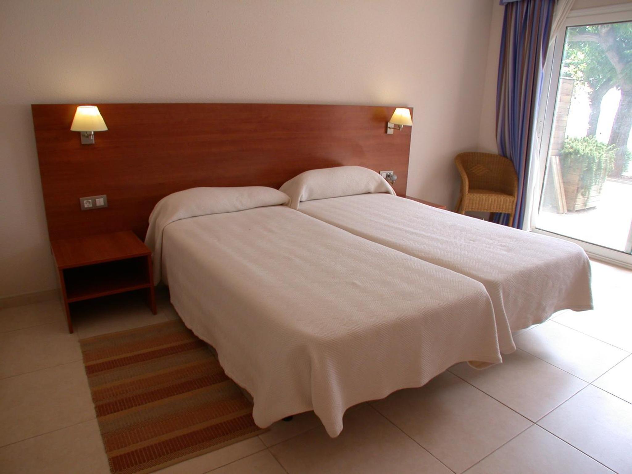 Habitación triple con vista a la piscina