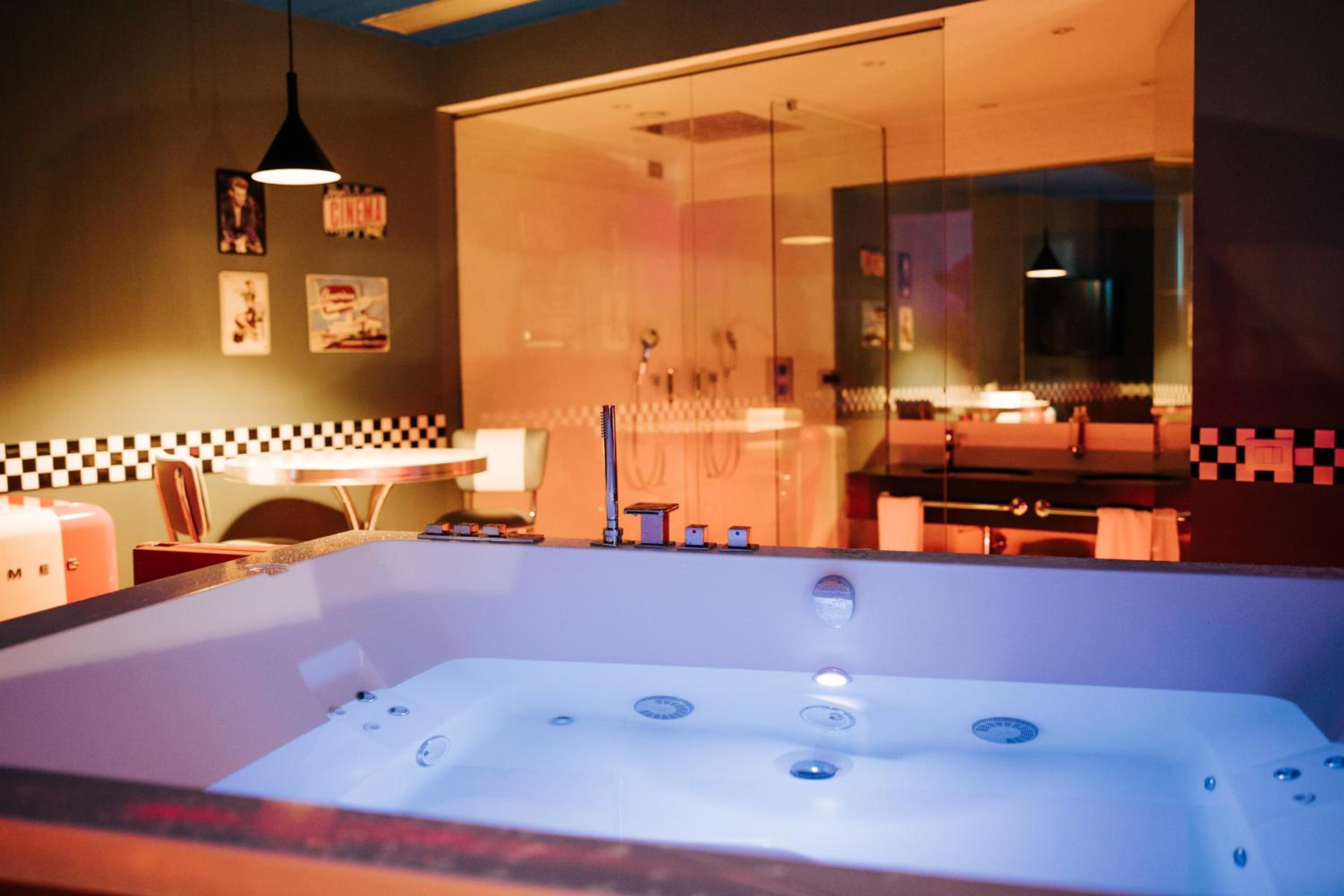 Suite with Hot Tub photo 2
