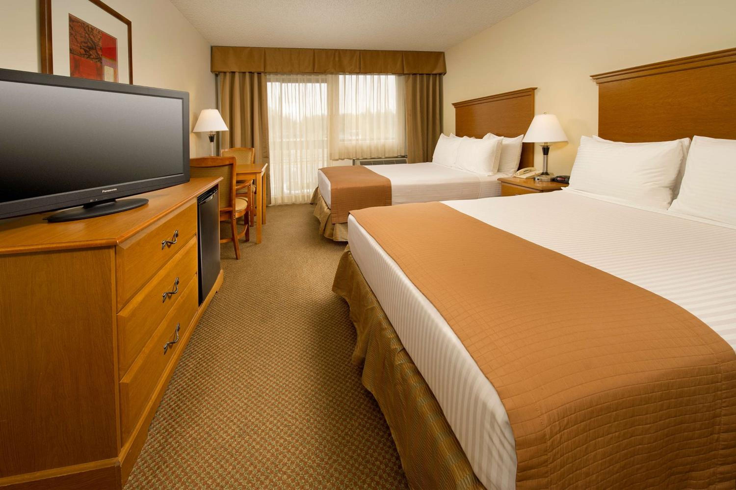 Queen Room with Two Queen Beds with Balcony - Photo 5