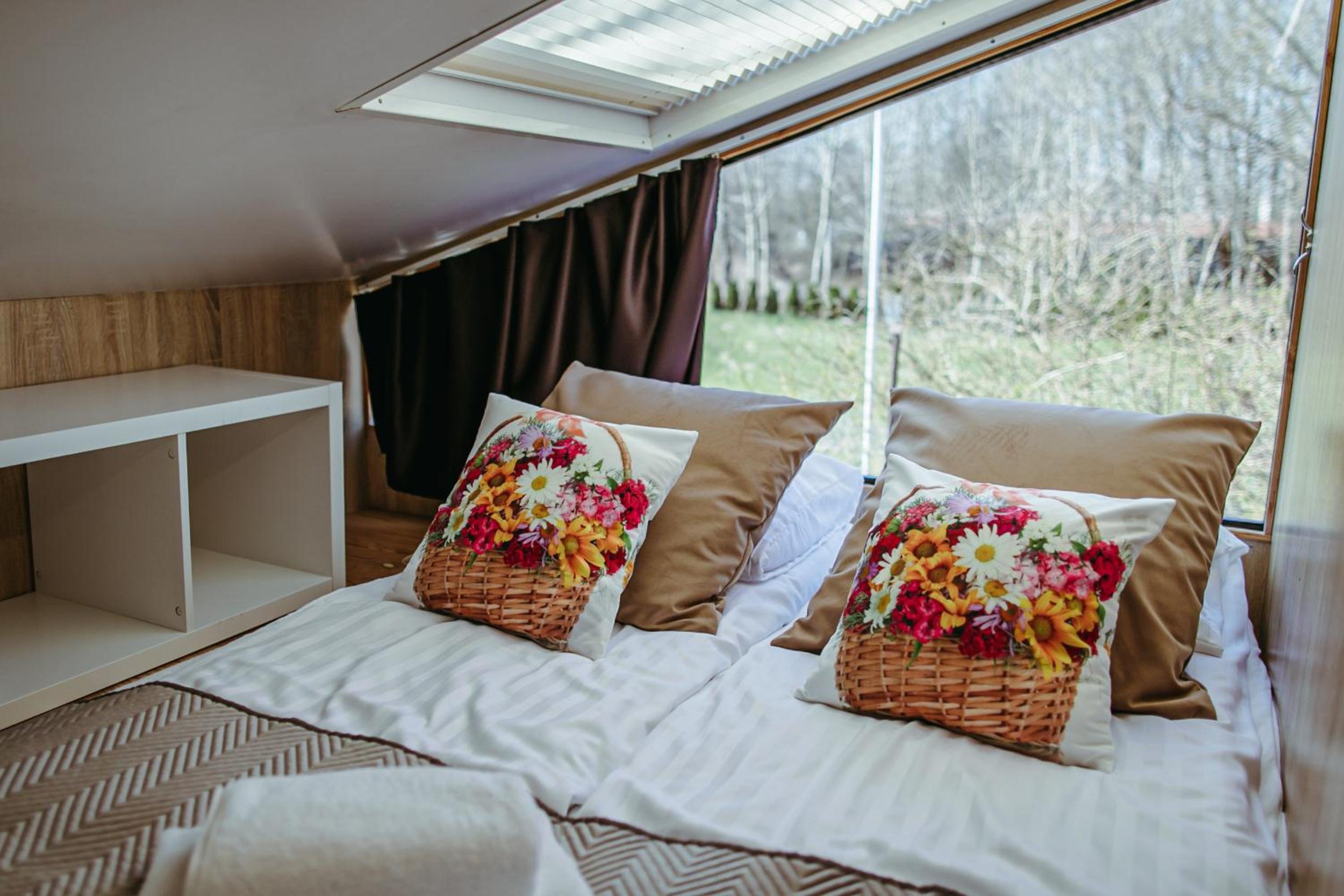 One-Bedroom Cottage with lake view