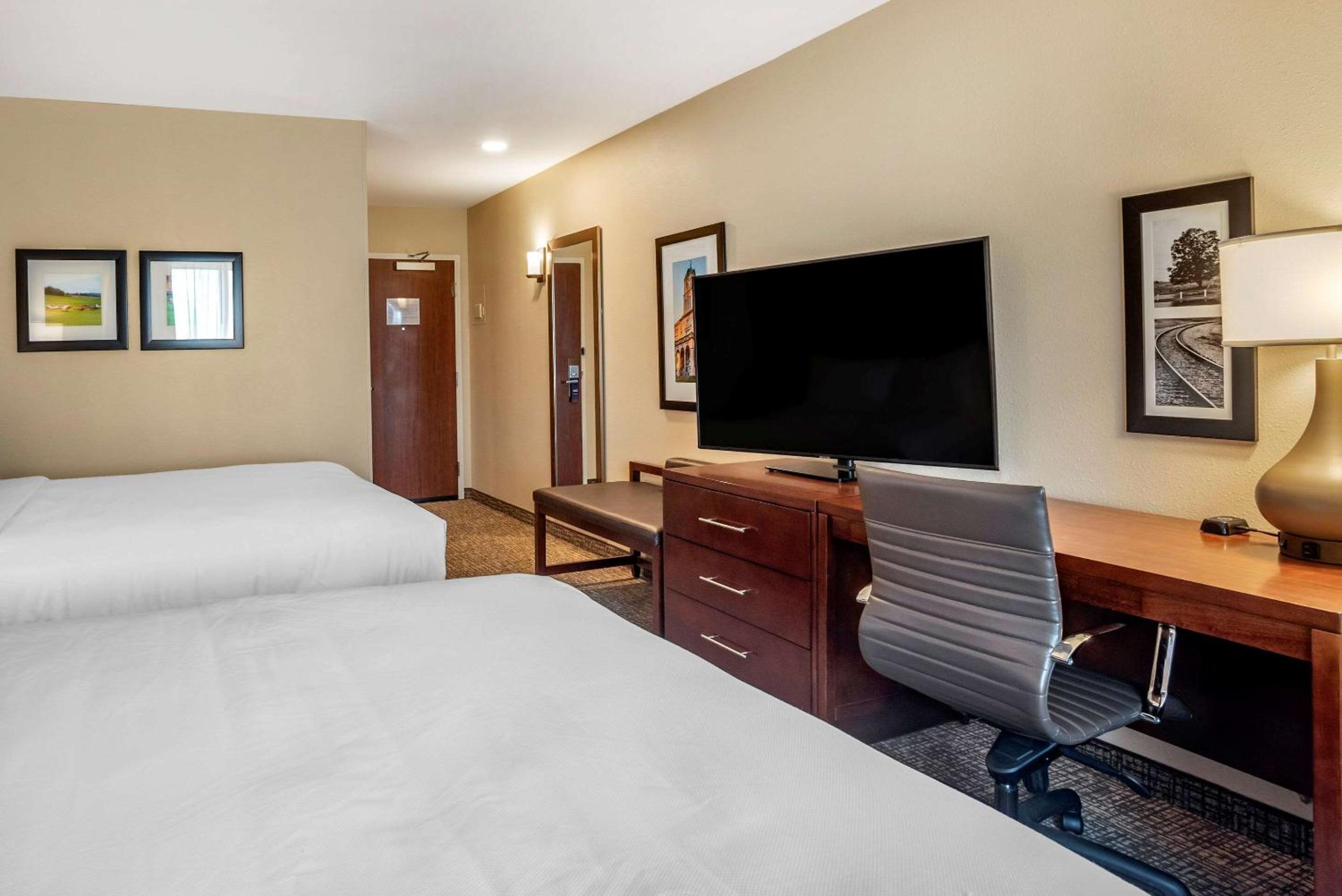 Standard Queen Room with Two Queen Beds - Non Smoking  - Photo 4