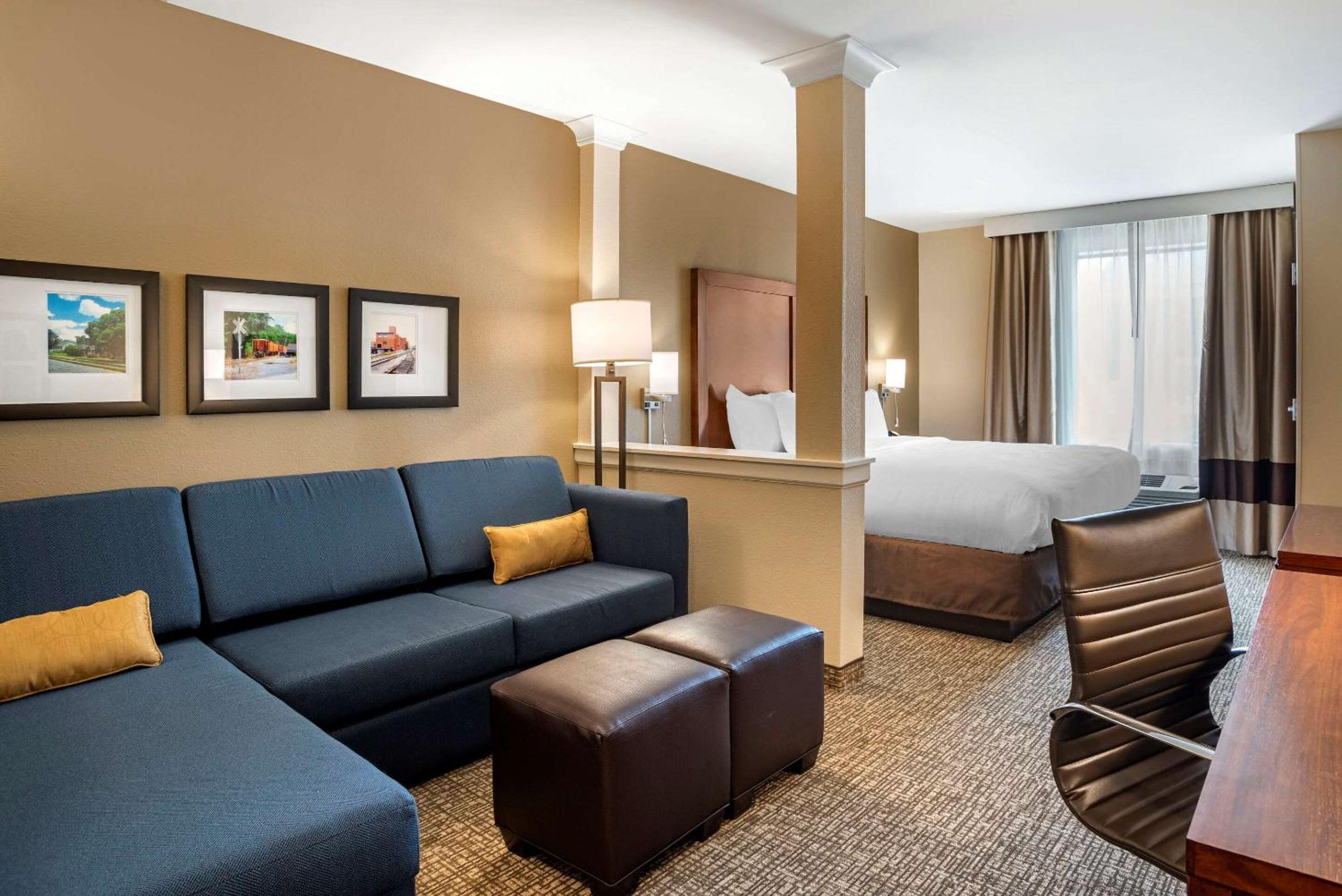 King Suite with Sofa Bed - Non Smoking - Photo 2