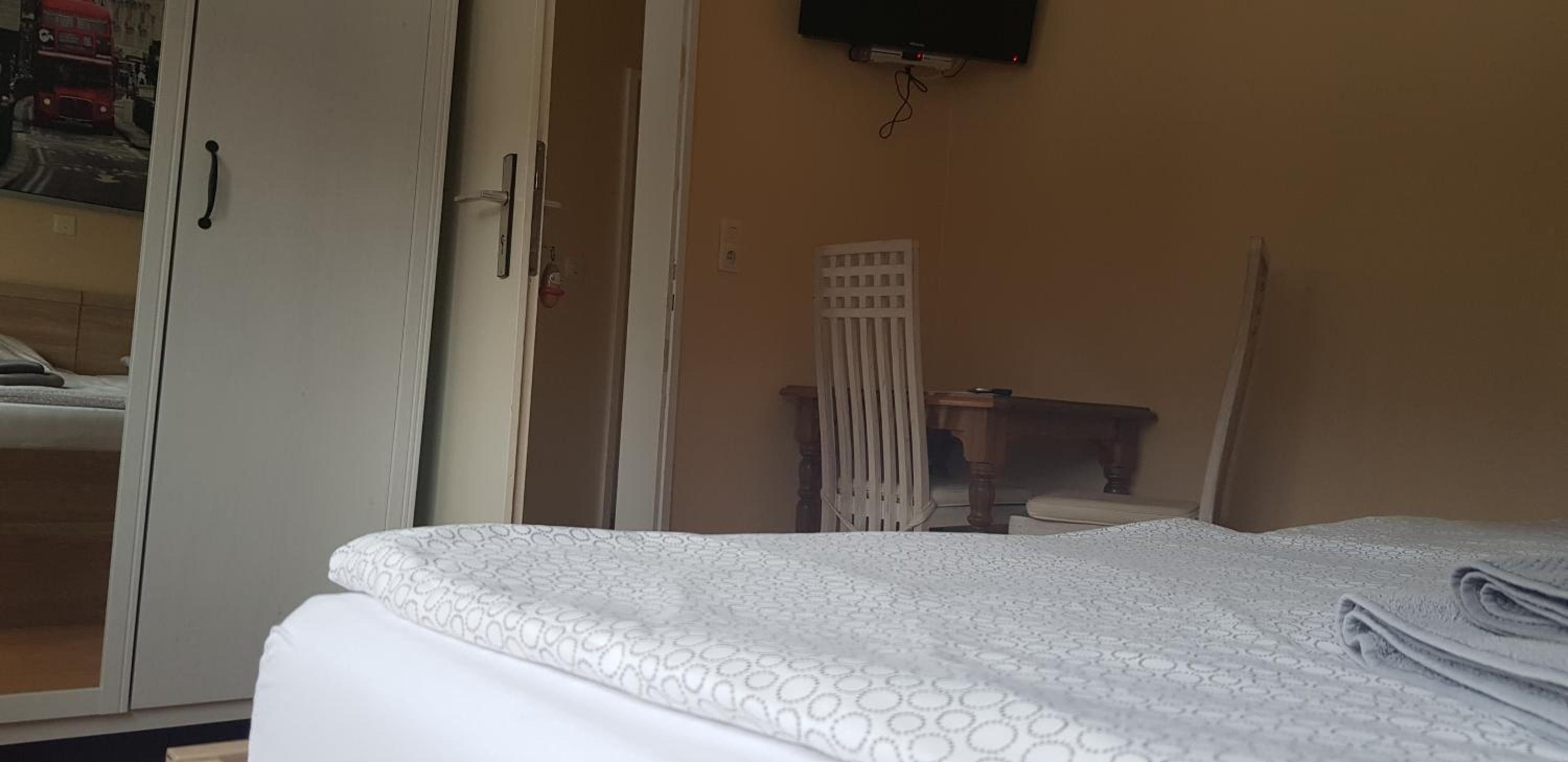 Double Room with Shared Bathroom photo 3