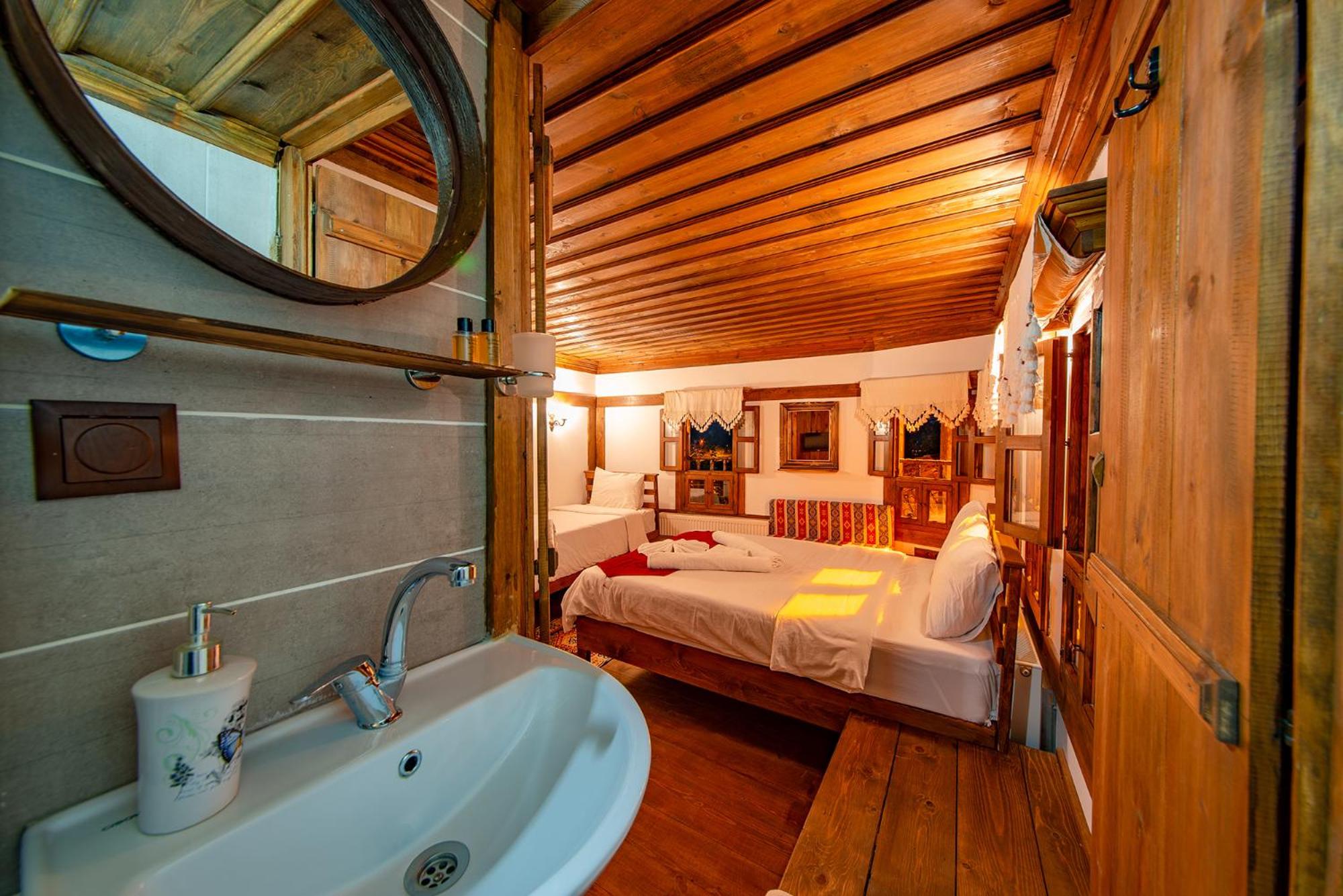 Deluxe Room - Photo 5