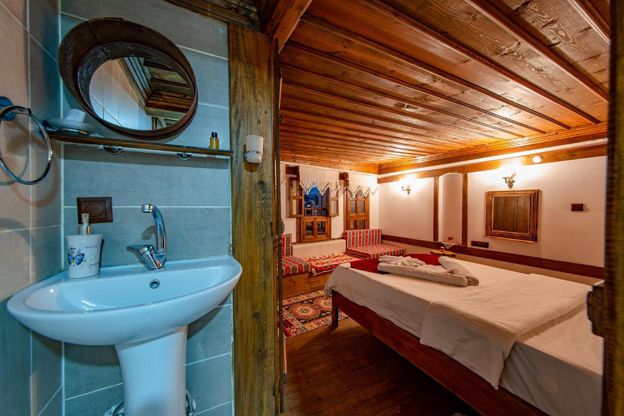 Deluxe Room - Photo 6
