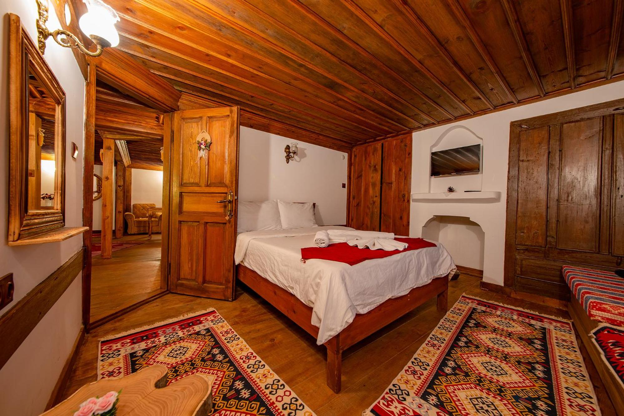 Deluxe Room - Photo 8