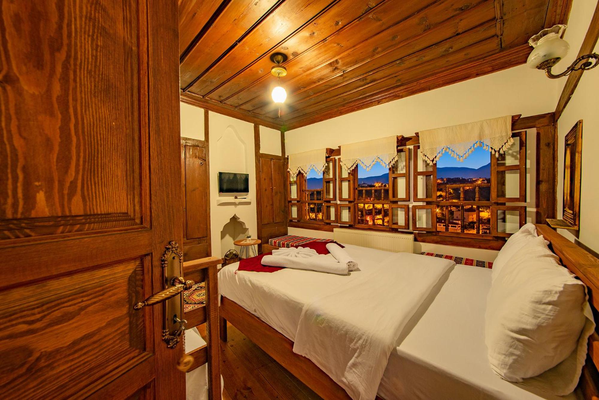 Deluxe Room - Photo 7