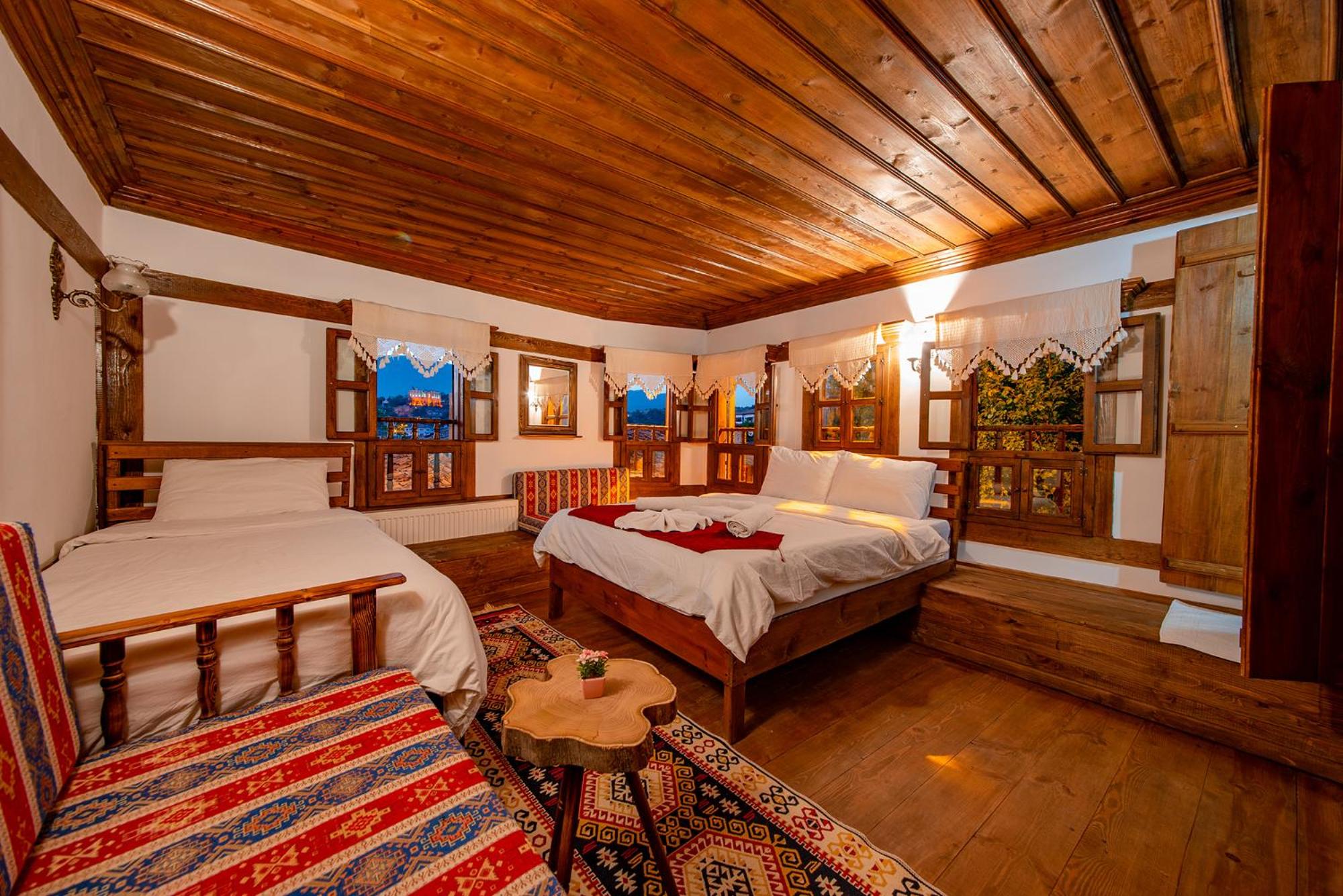 Triple Room with City View - Photo 11
