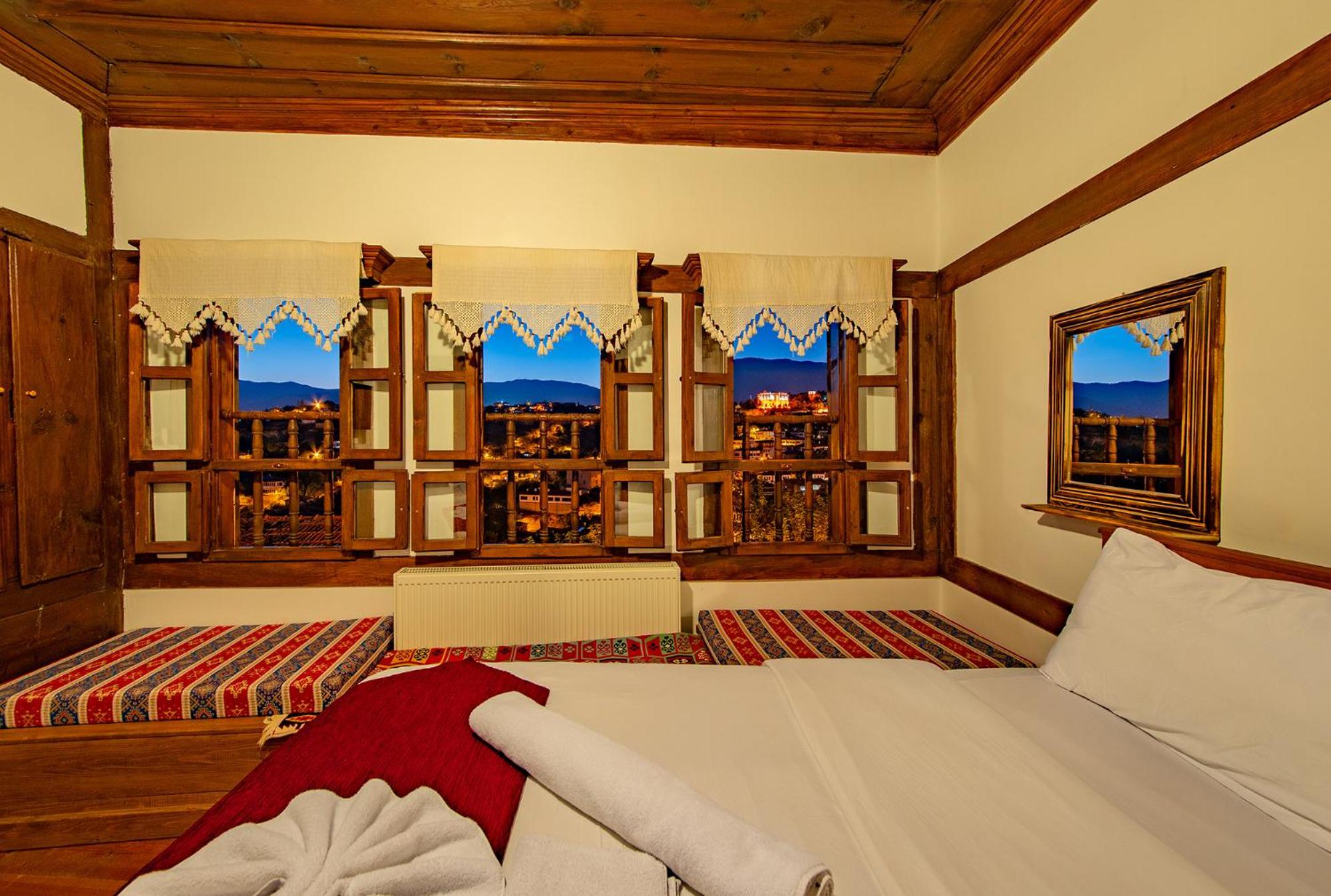 Triple Room with City View - Photo 7