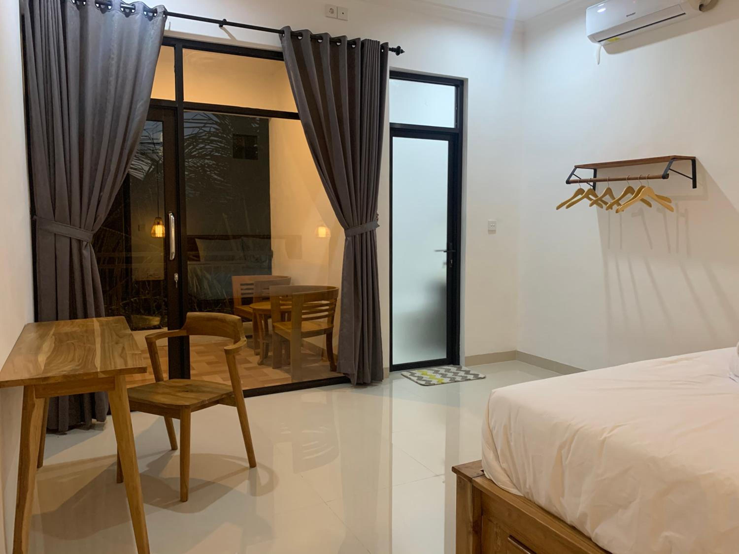 King Room with Balcony - Photo 9