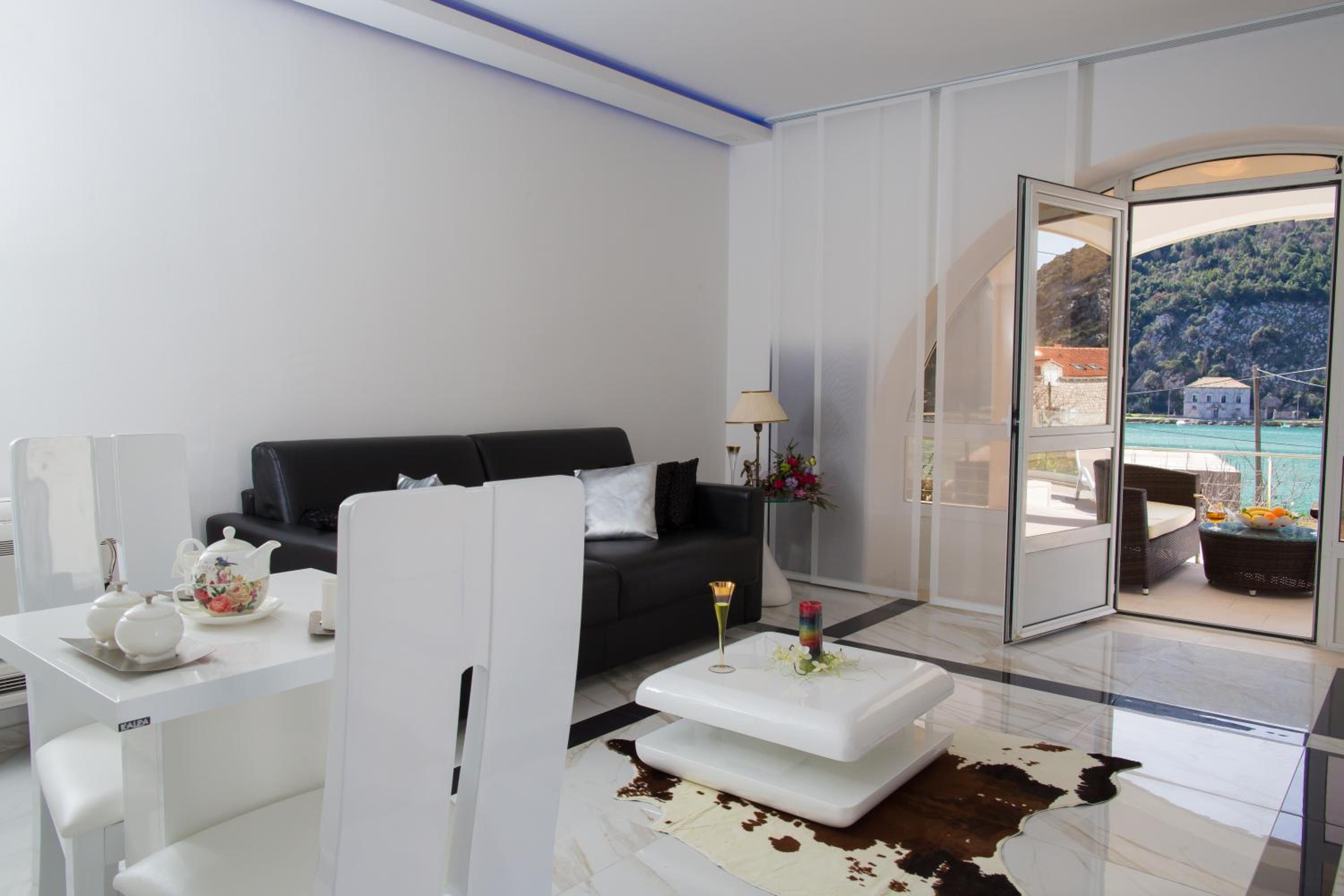 Four-Bedroom Villa with Terrace and Swimming Pool photo 1