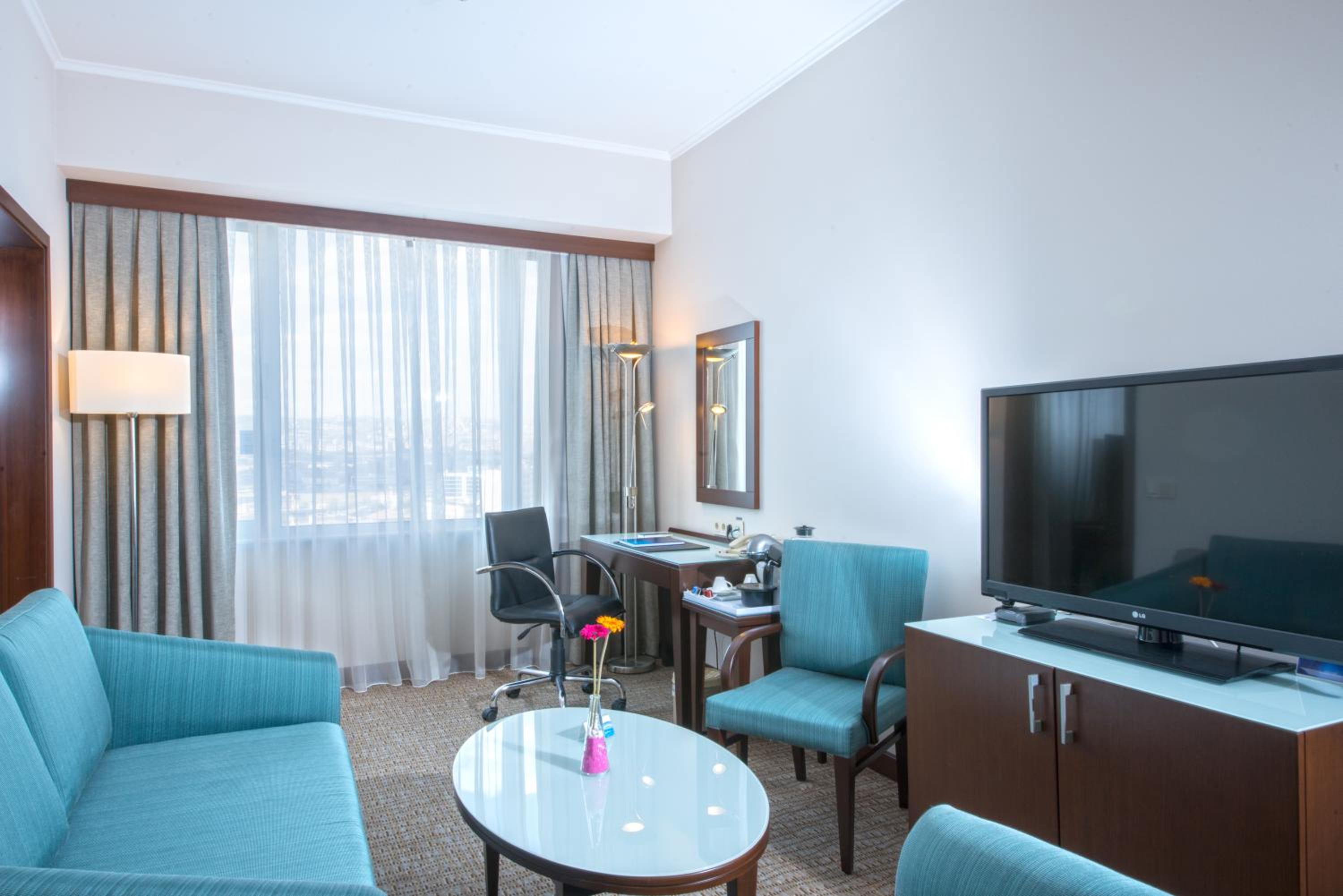 Suite with City View - Photo 4