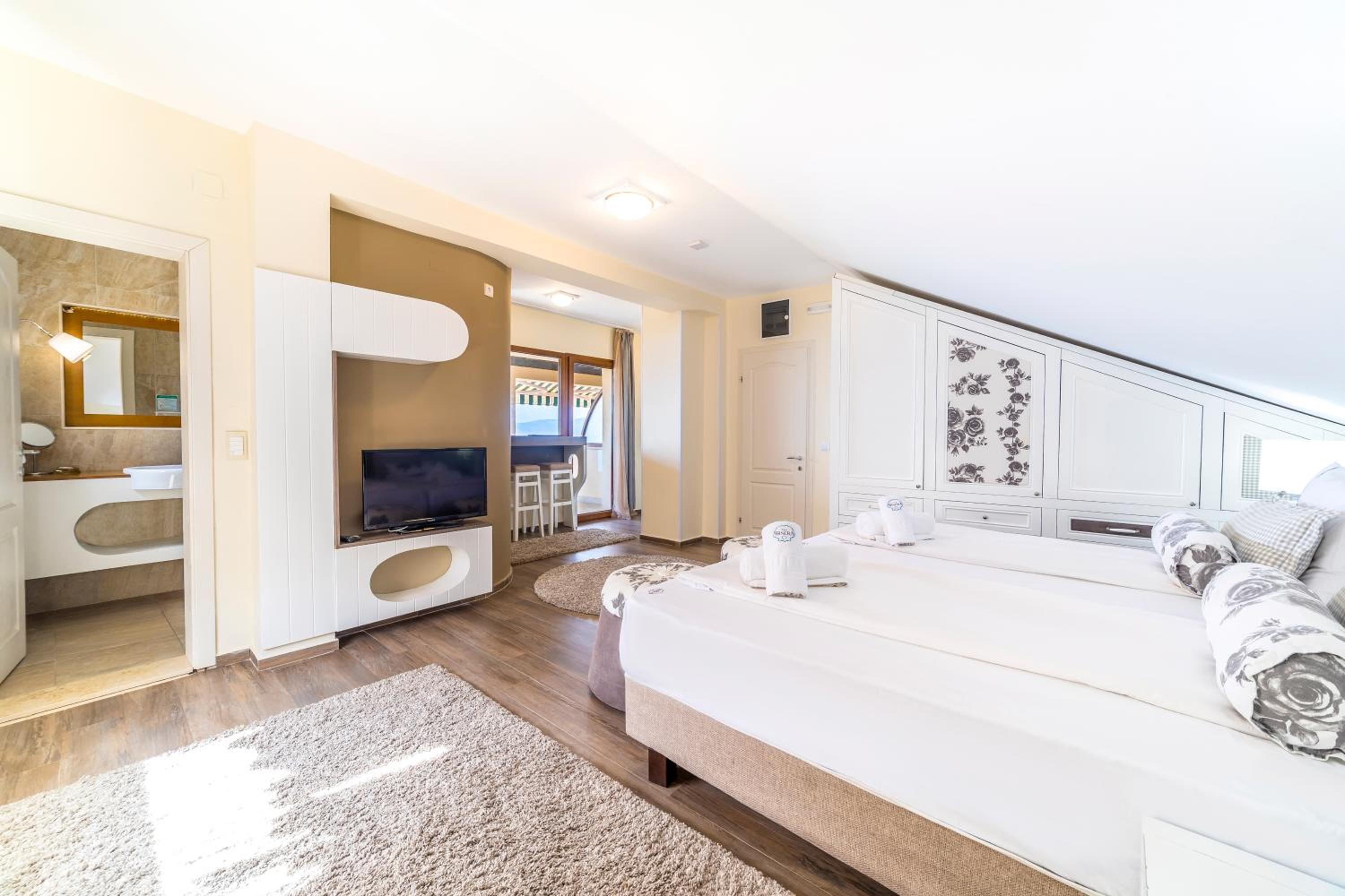 Deluxe Triple Room with Hot Tub - Photo 6