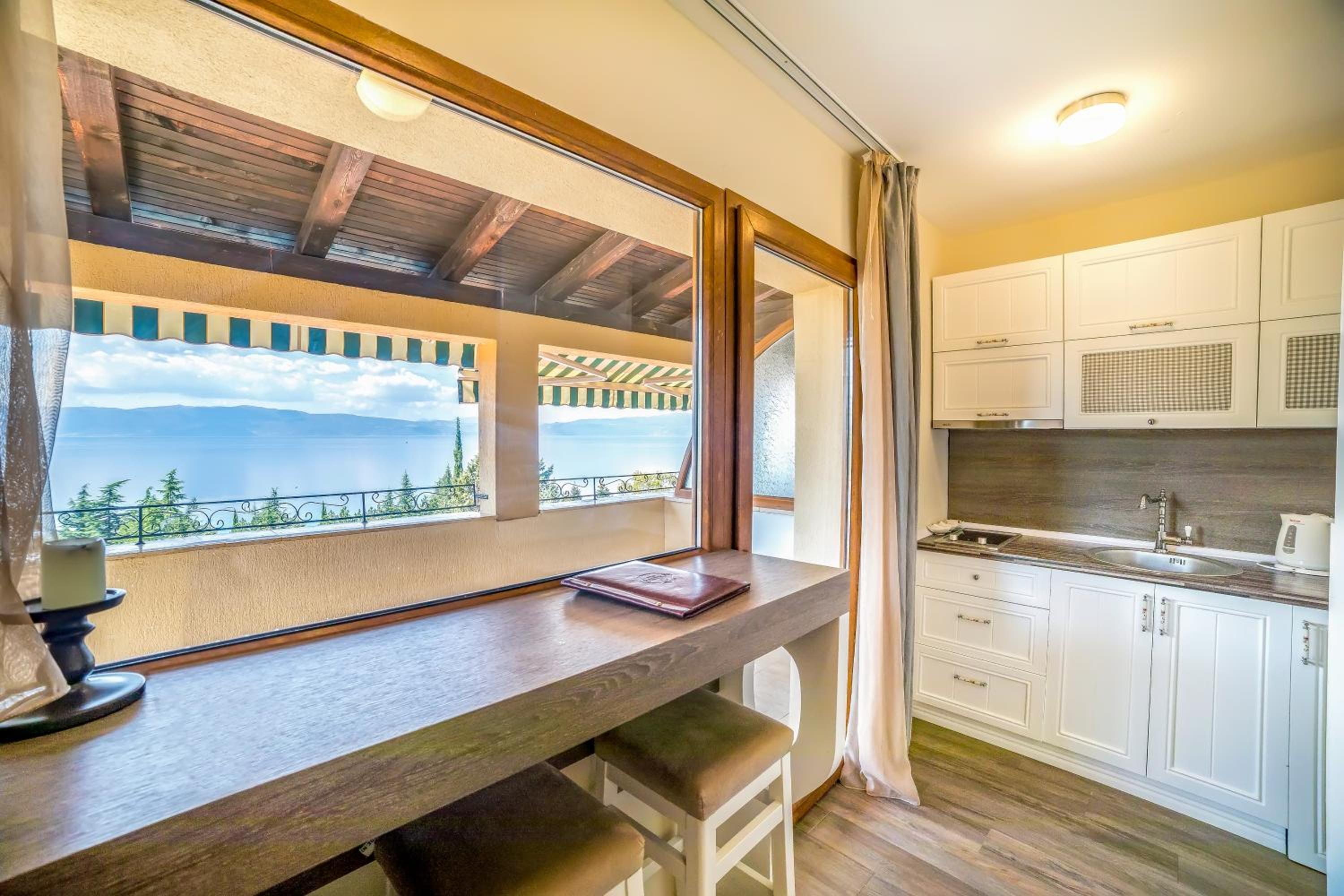 Deluxe Triple Room with Hot Tub - Photo 5