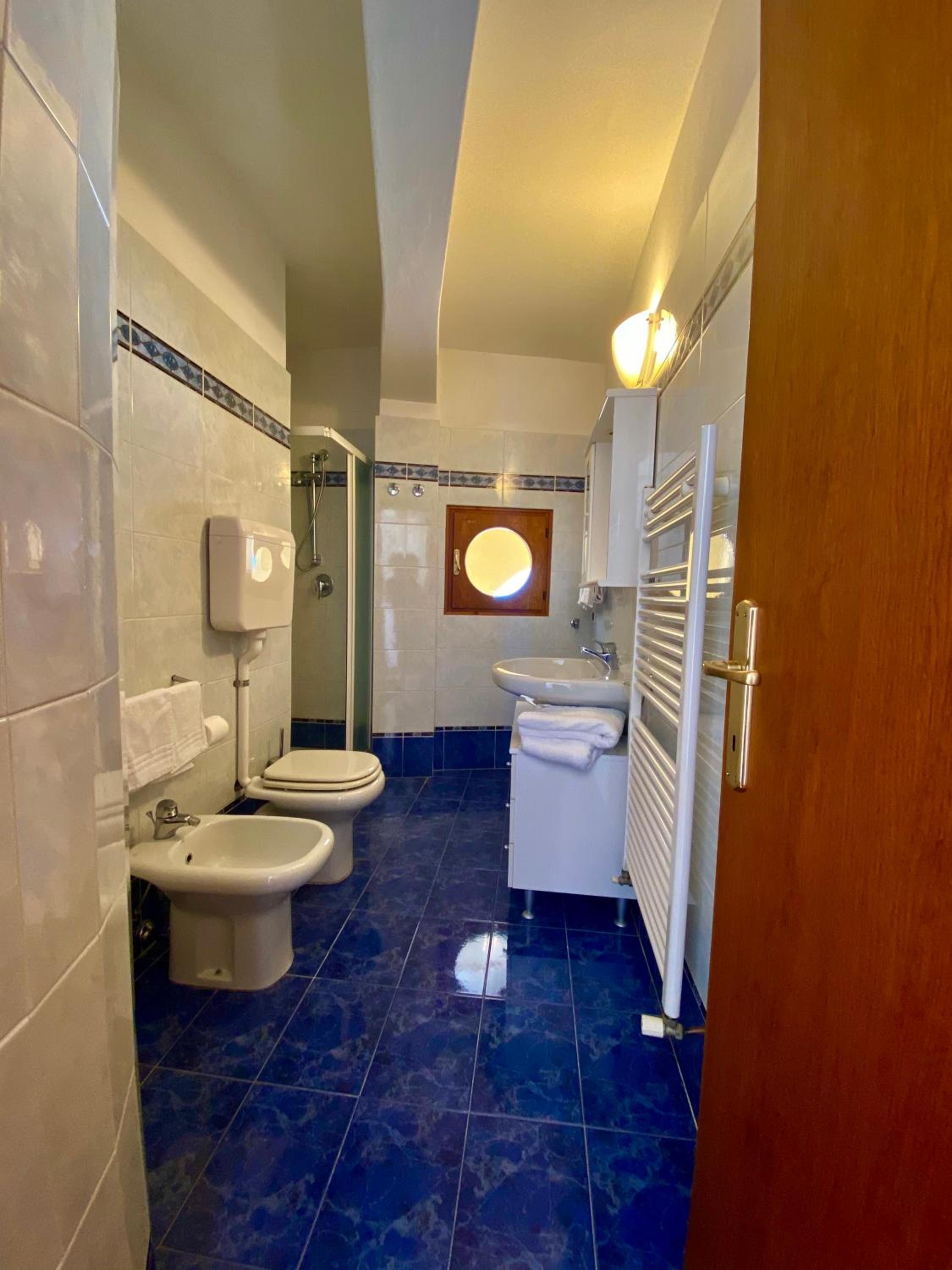 Quadruple Room with Lake View - Photo 5