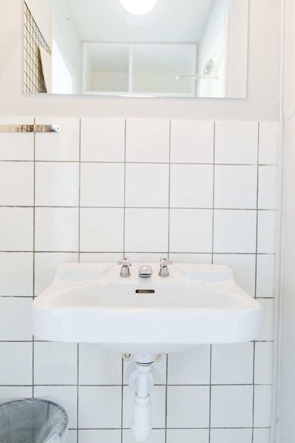  Six-Bed Room With Shared Bathroom - No Window photo 1