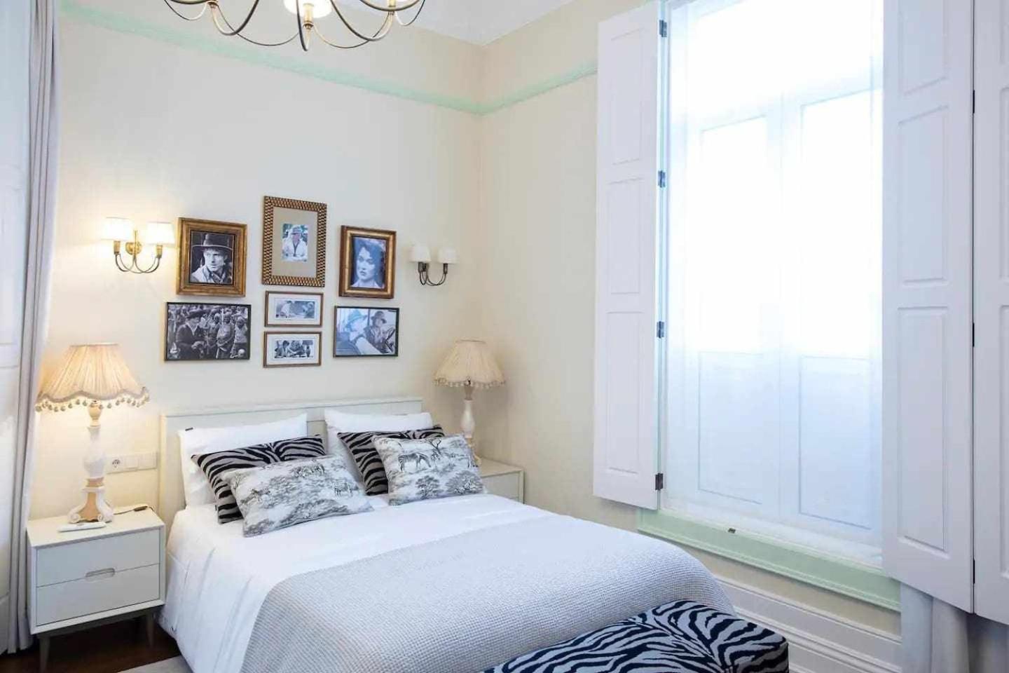 Deluxe Double Room with Side Sea View - Photo 16