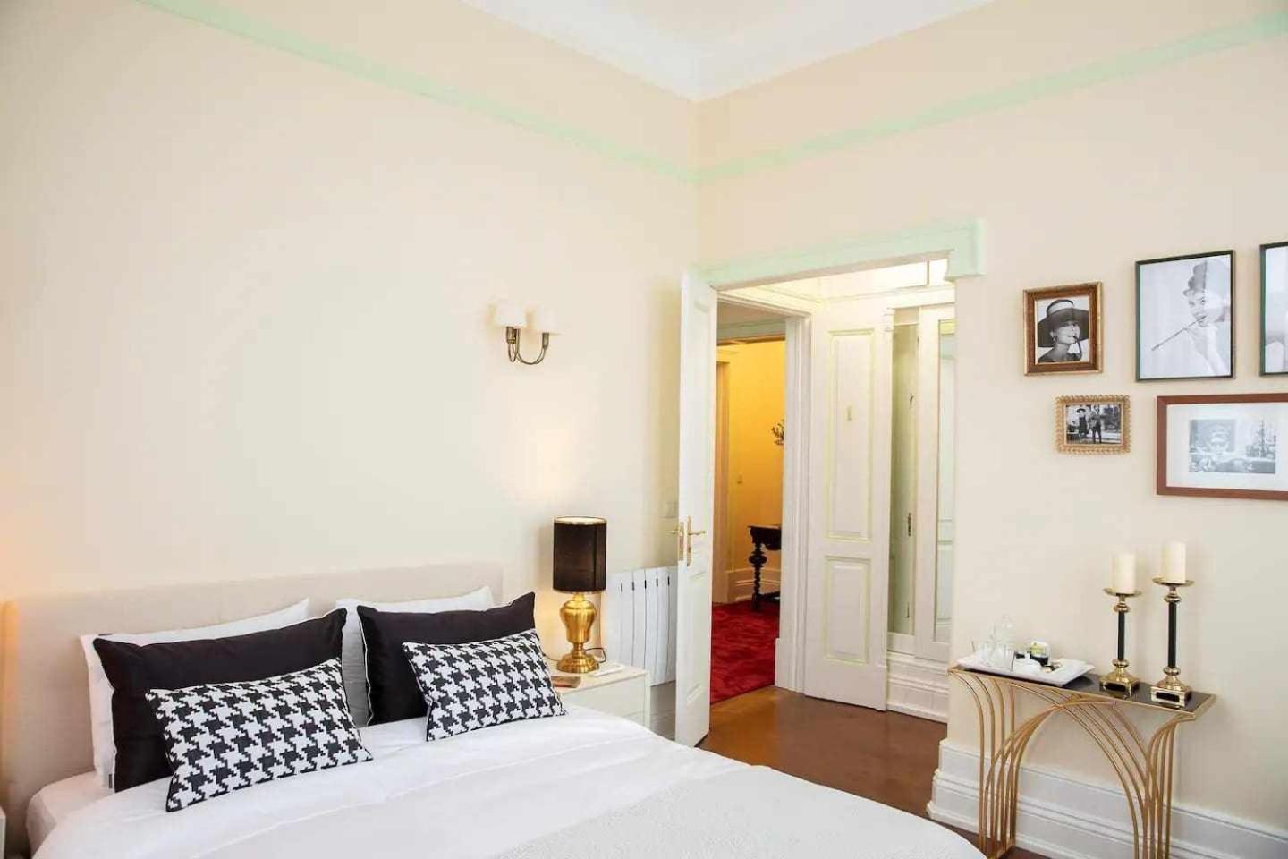 Deluxe Double Room with Balcony and Sea View - Photo 16