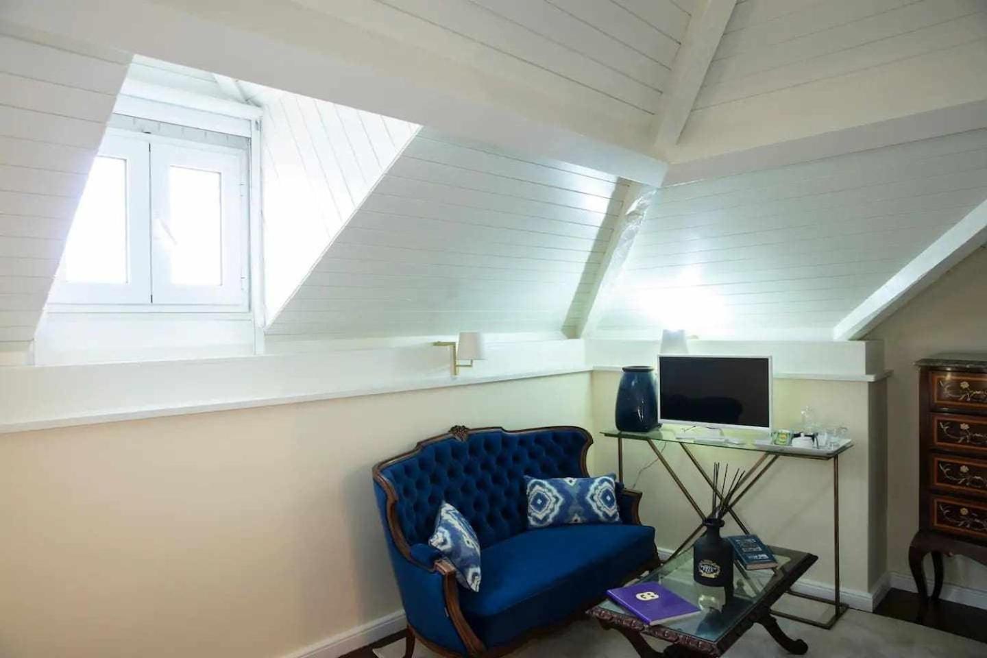 Deluxe Double Room with Balcony and Sea View - Photo 3