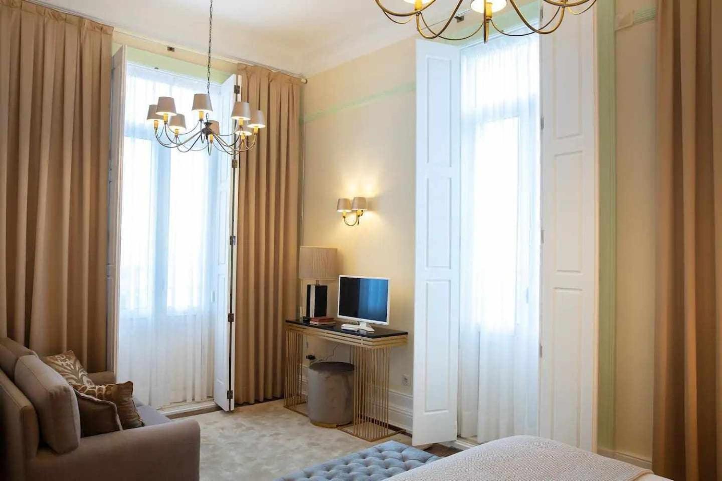 Deluxe Double Room with Balcony and Sea View - Photo 10