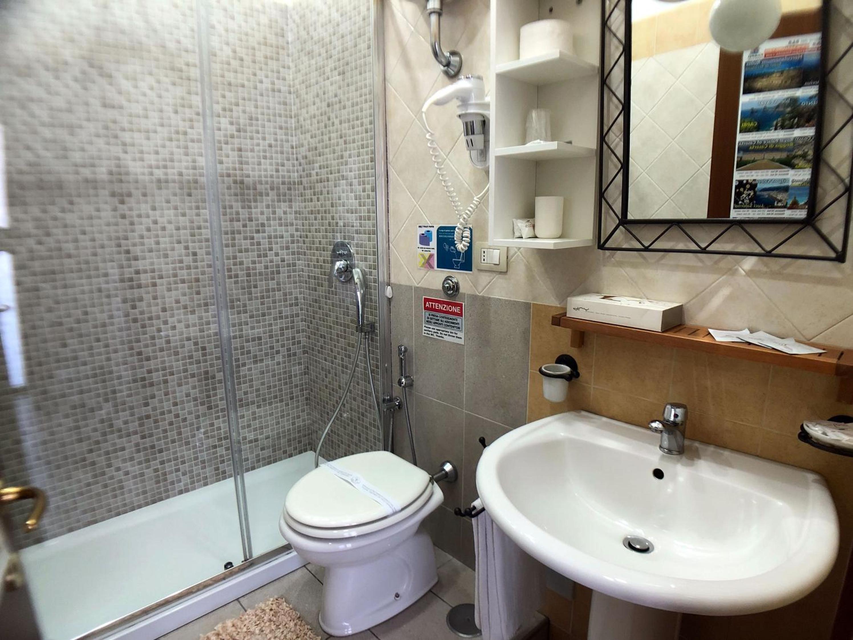 Queen Suite with Spa Bath - Photo 7