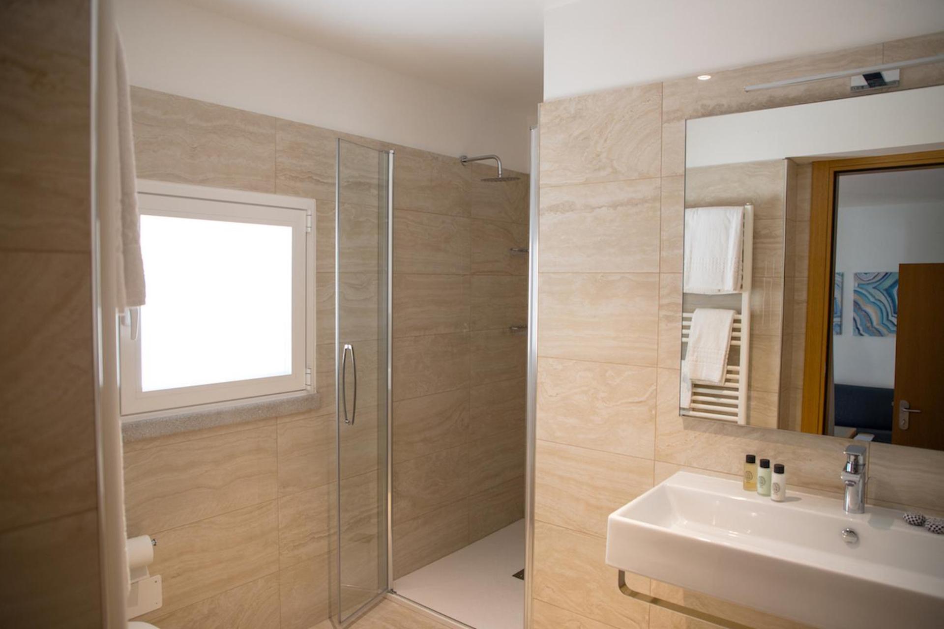 Standard Double Room - Photo 8