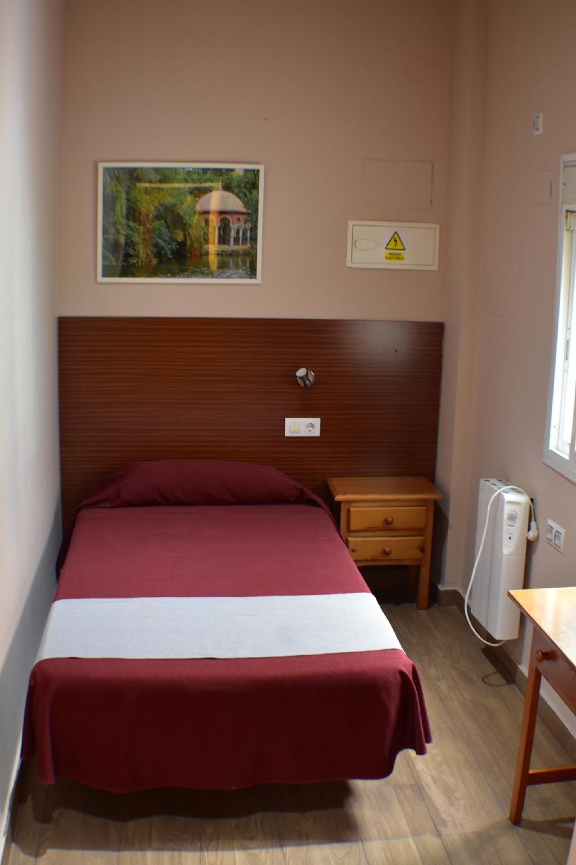 Habitación individual con baño privado externo.