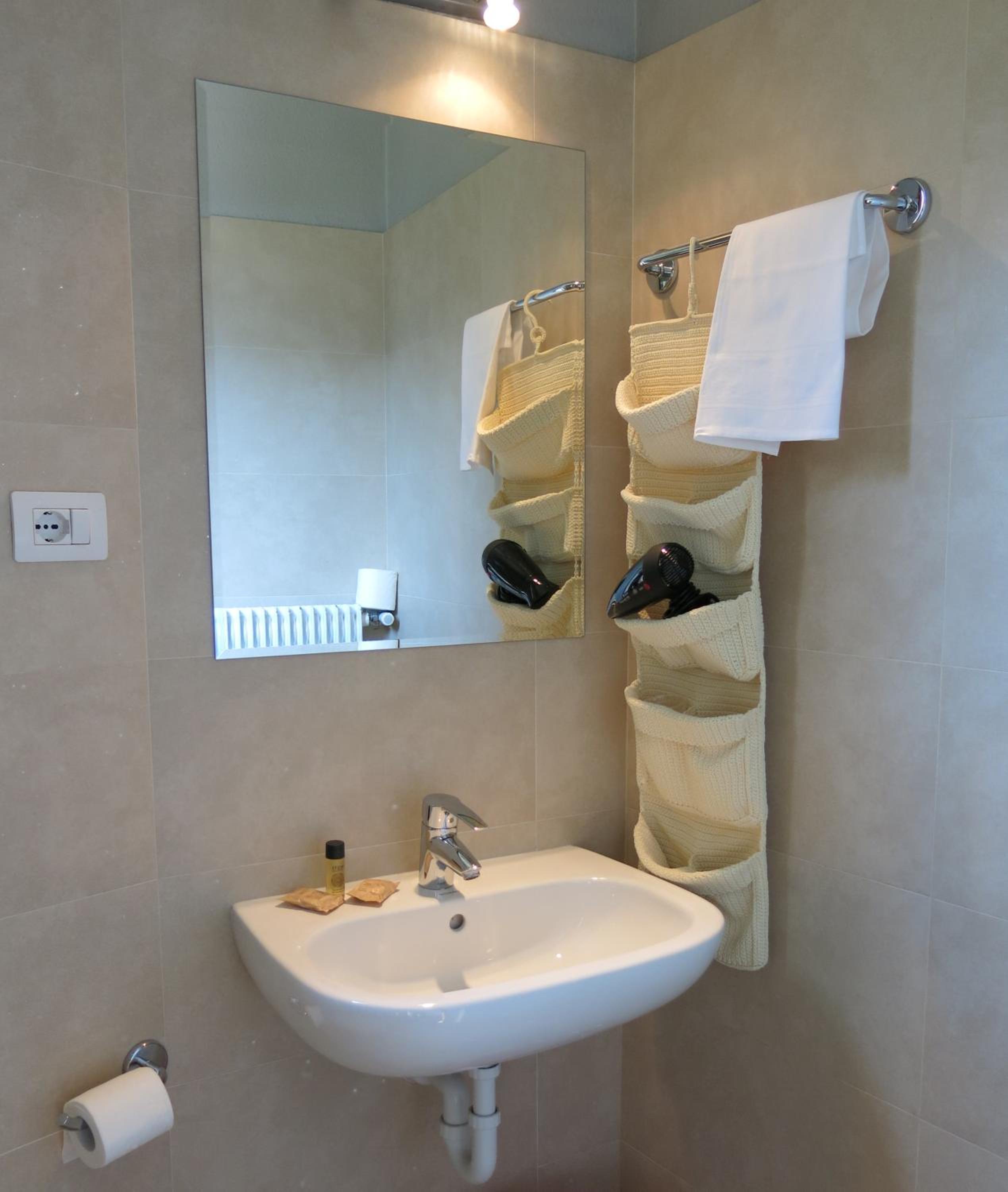 Triple Room with Balcony - Street Side - Photo 11