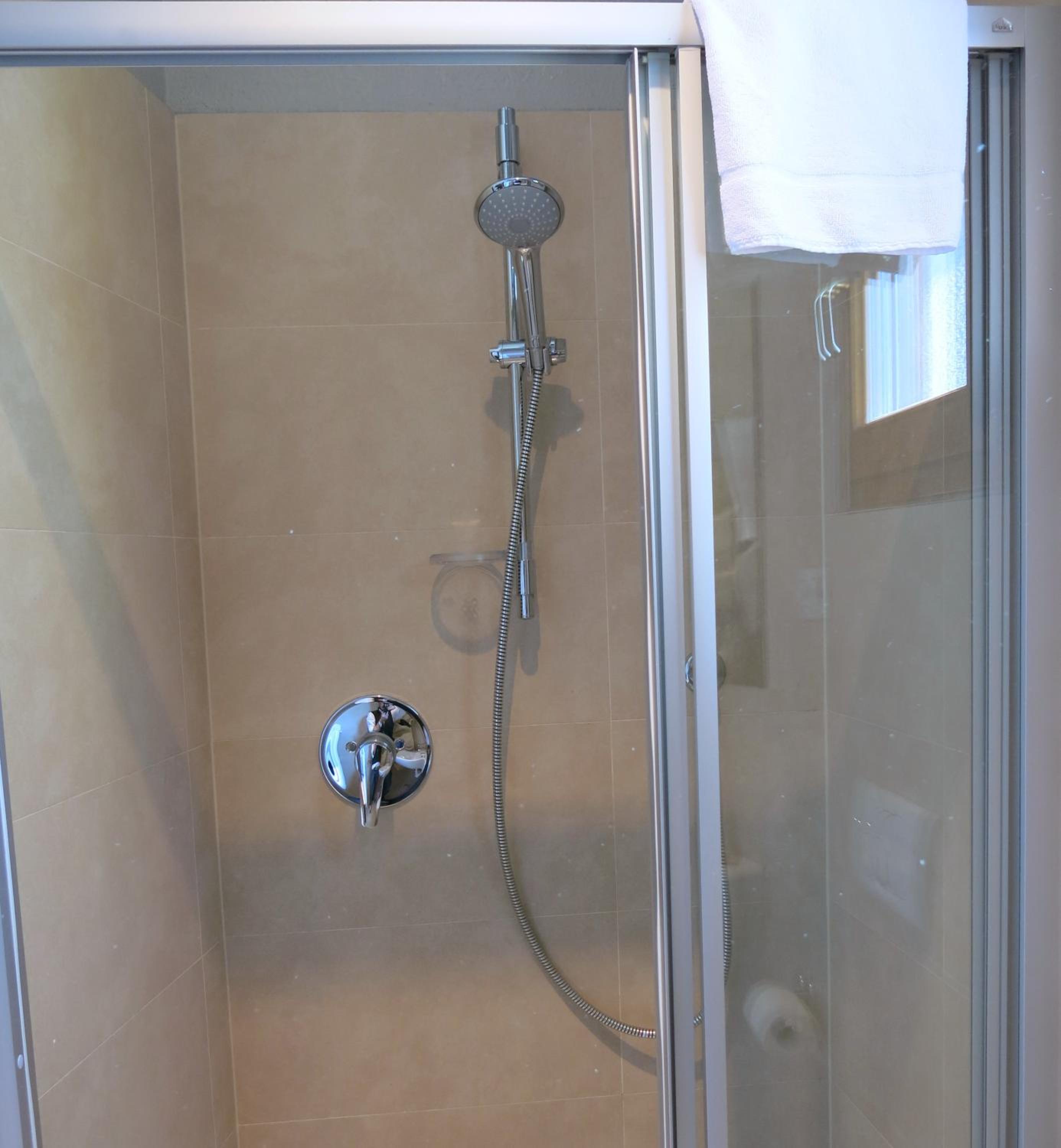 Double or Twin Room with Balcony and Garden View - Photo 8