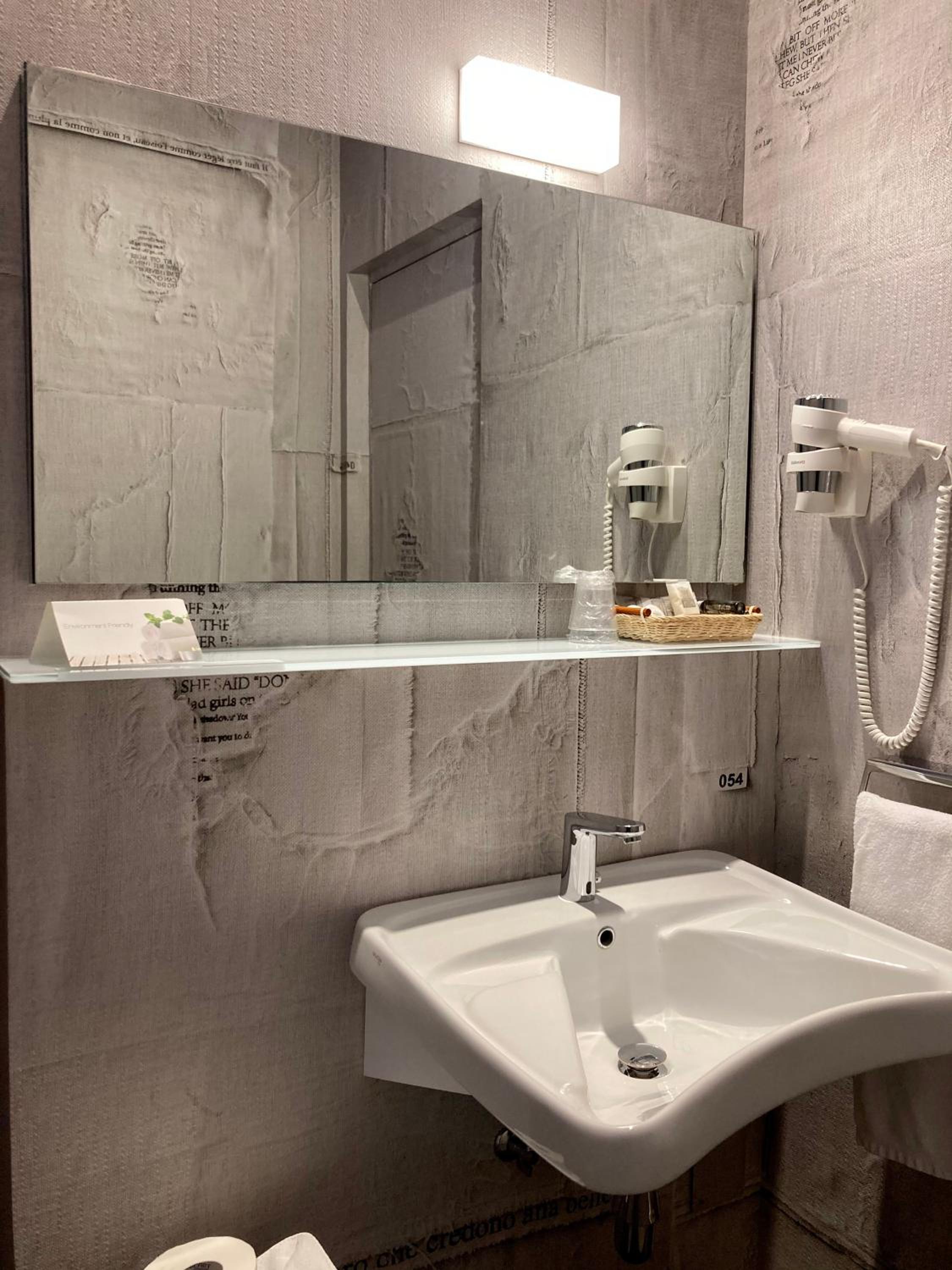 Junior Suite with Roll-In Shower - Disability Access - Photo 2