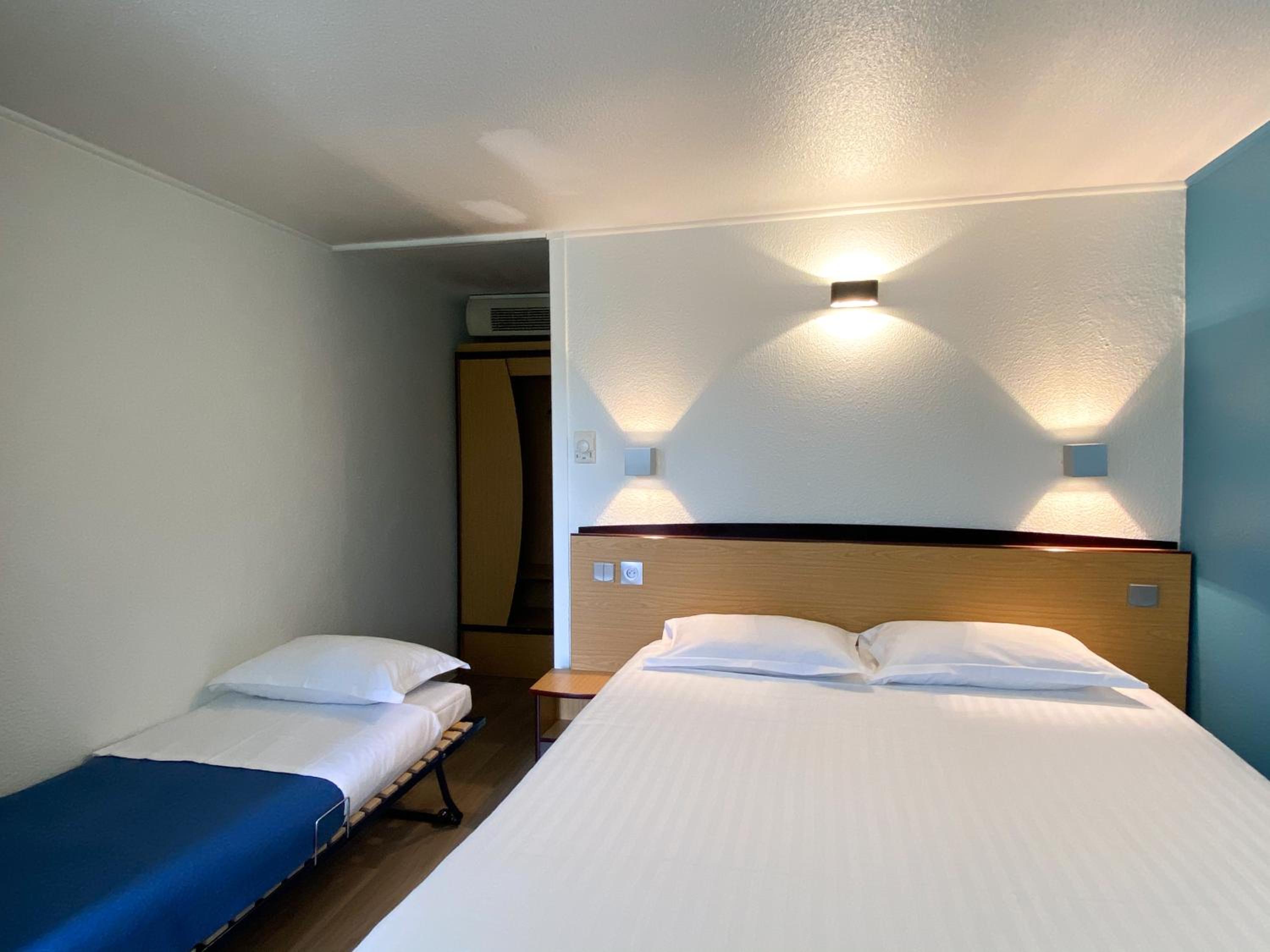 Triple Room (2 Adults + 1 Child) - Photo 2
