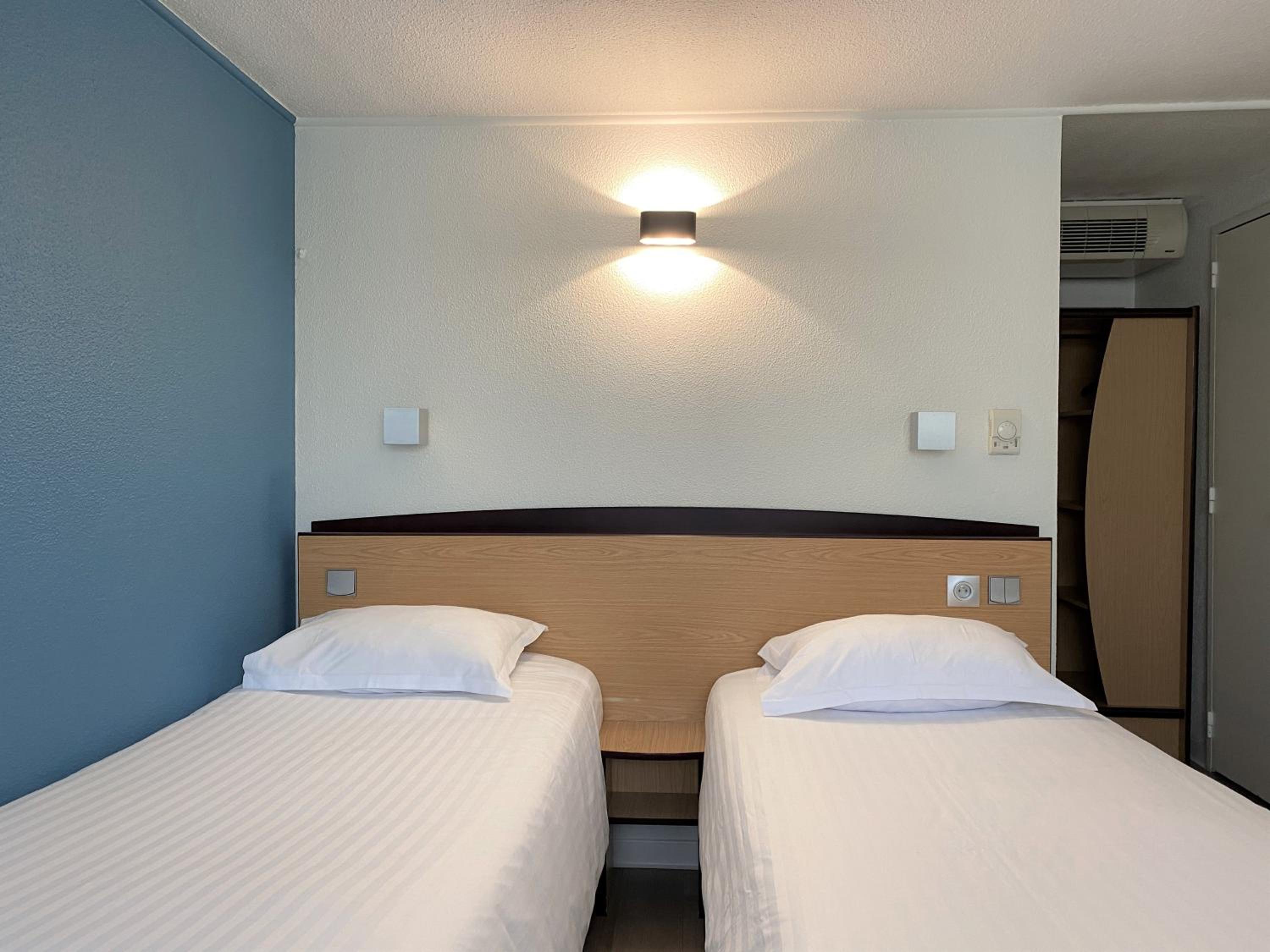 Twin Room - Photo 2