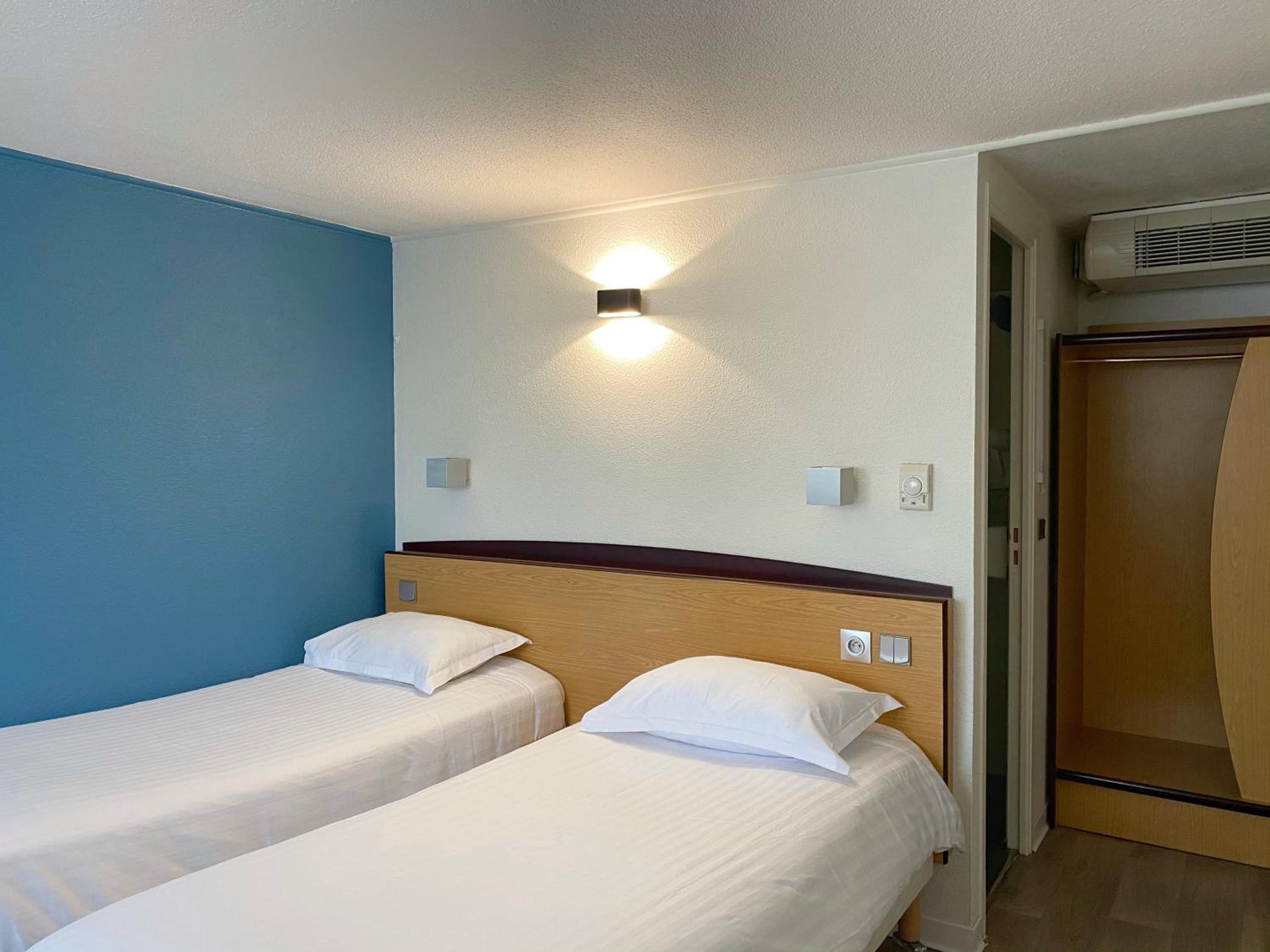 Twin Room - Photo 3