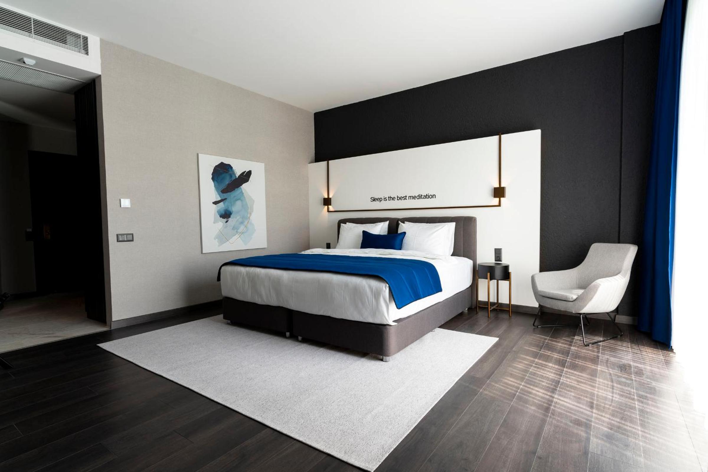 Luxury Double Room with Balcony - Photo 6