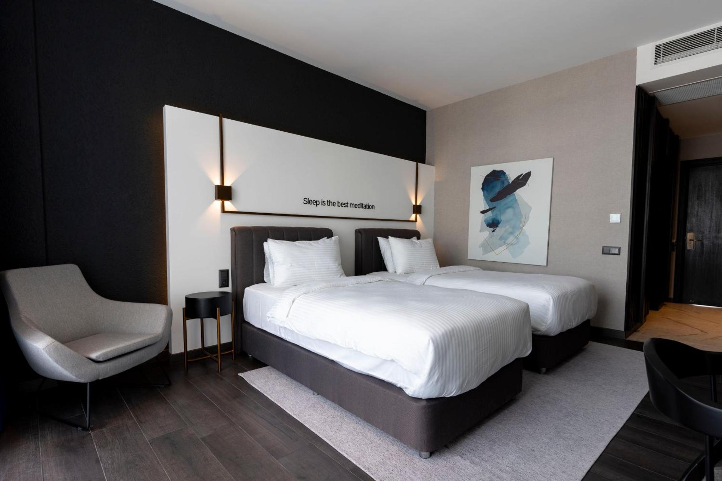 Deluxe Twin Room with Balcony - Photo 7
