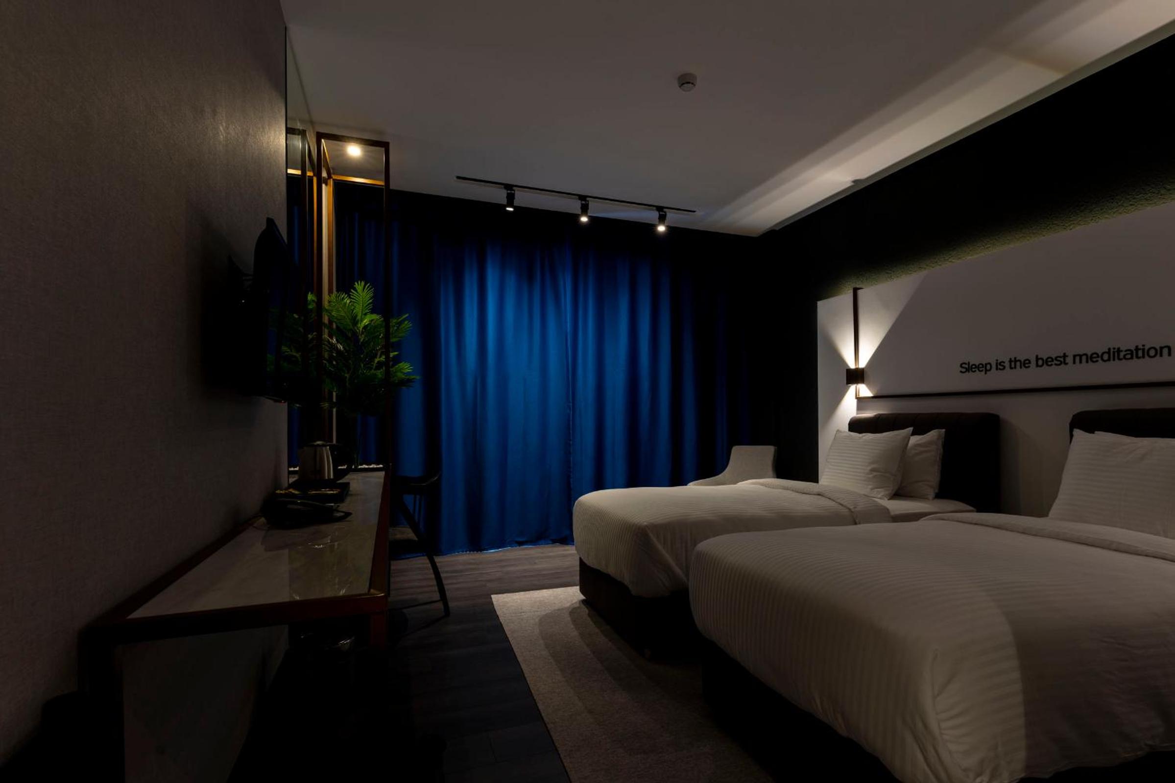 Deluxe Twin Room with Balcony - Photo 1
