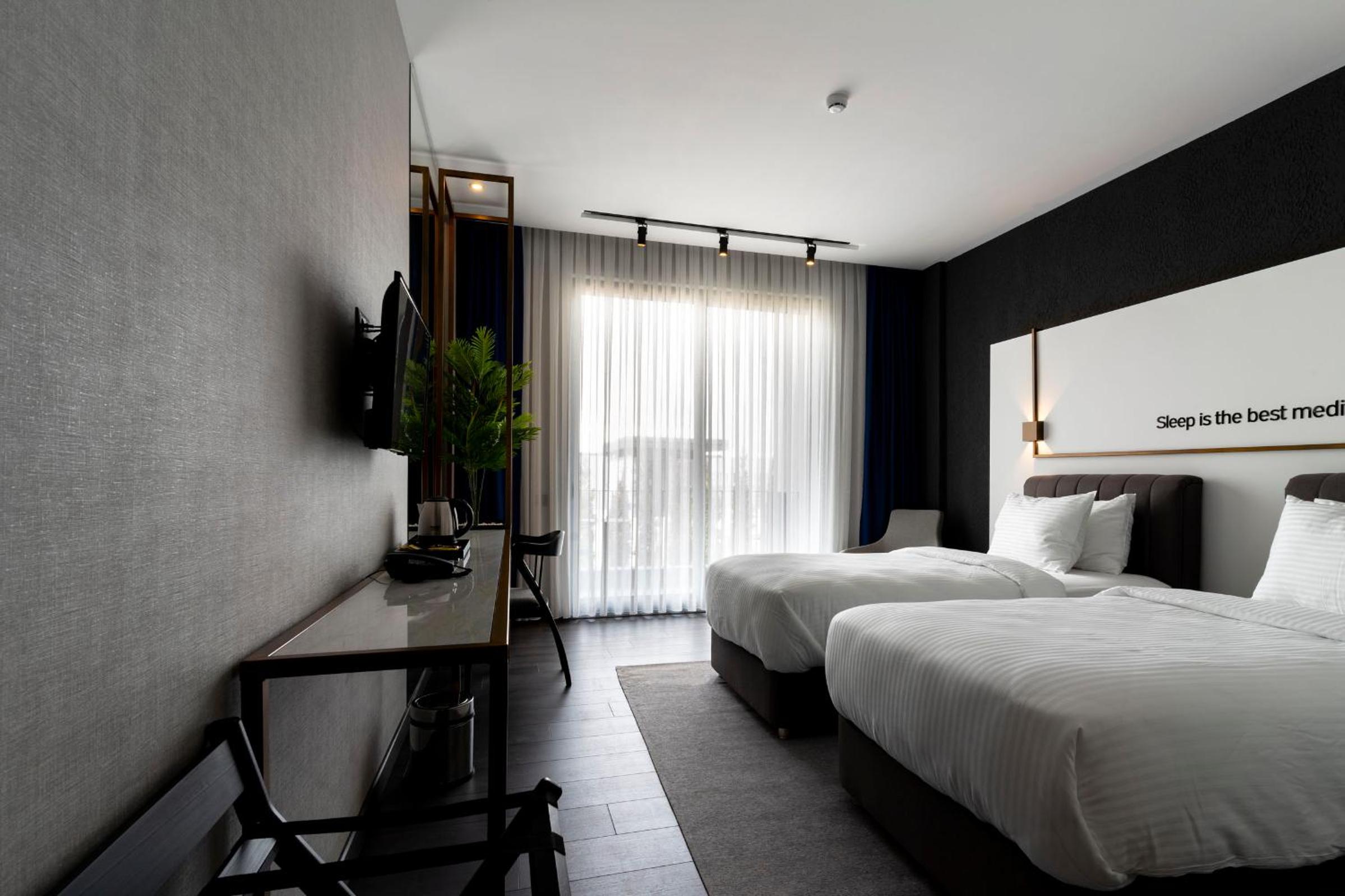 Deluxe Twin Room with Balcony - Photo 8