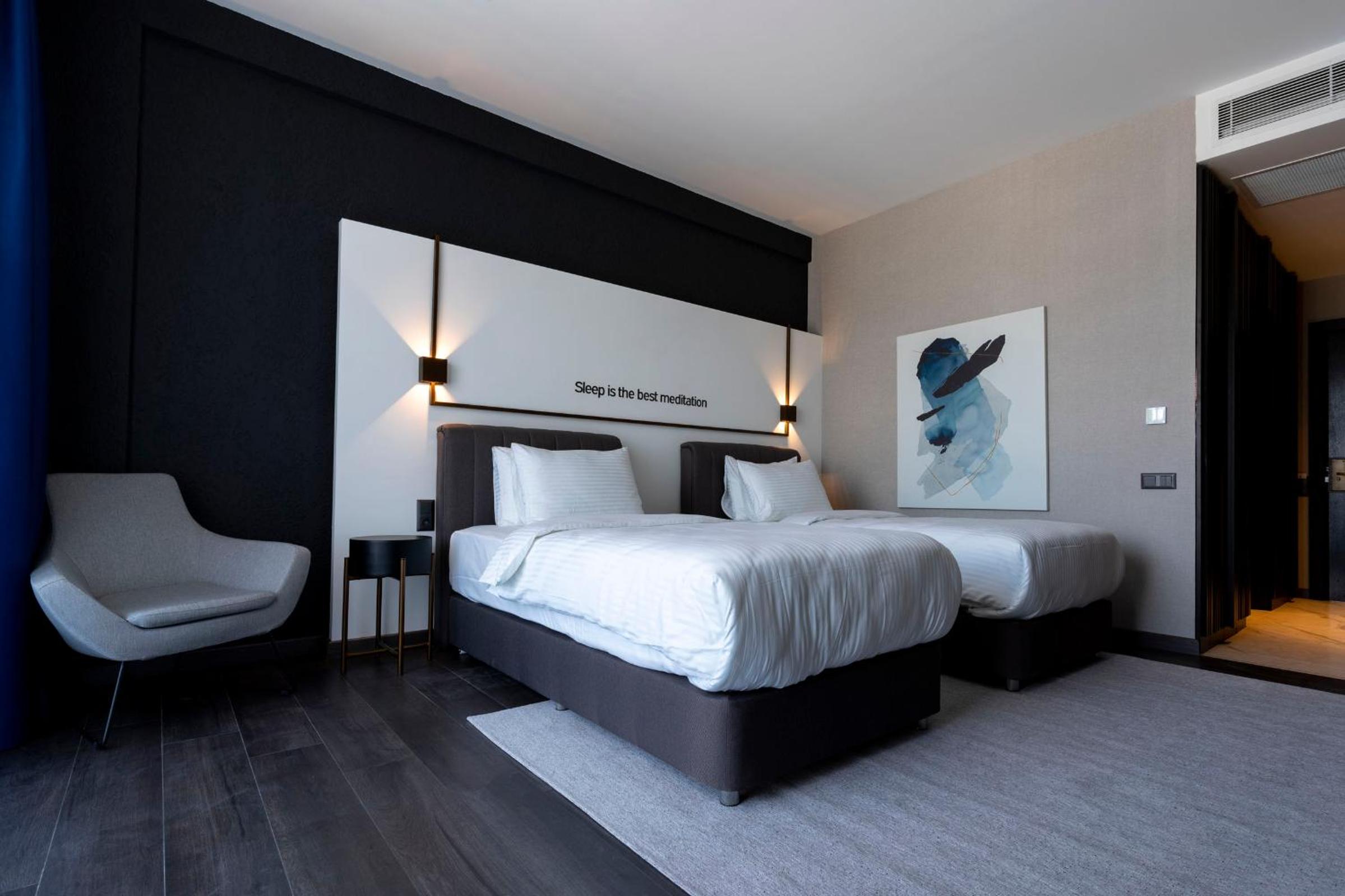 Luxury Twin Room with Balcony - Photo 2