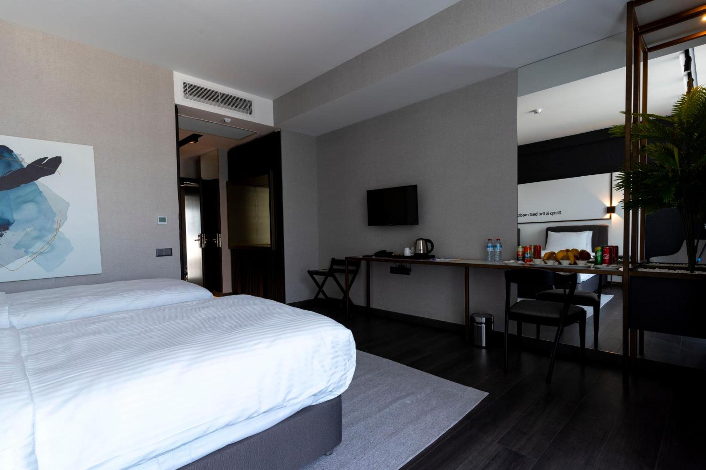 Luxury Twin Room with Balcony - Photo 4