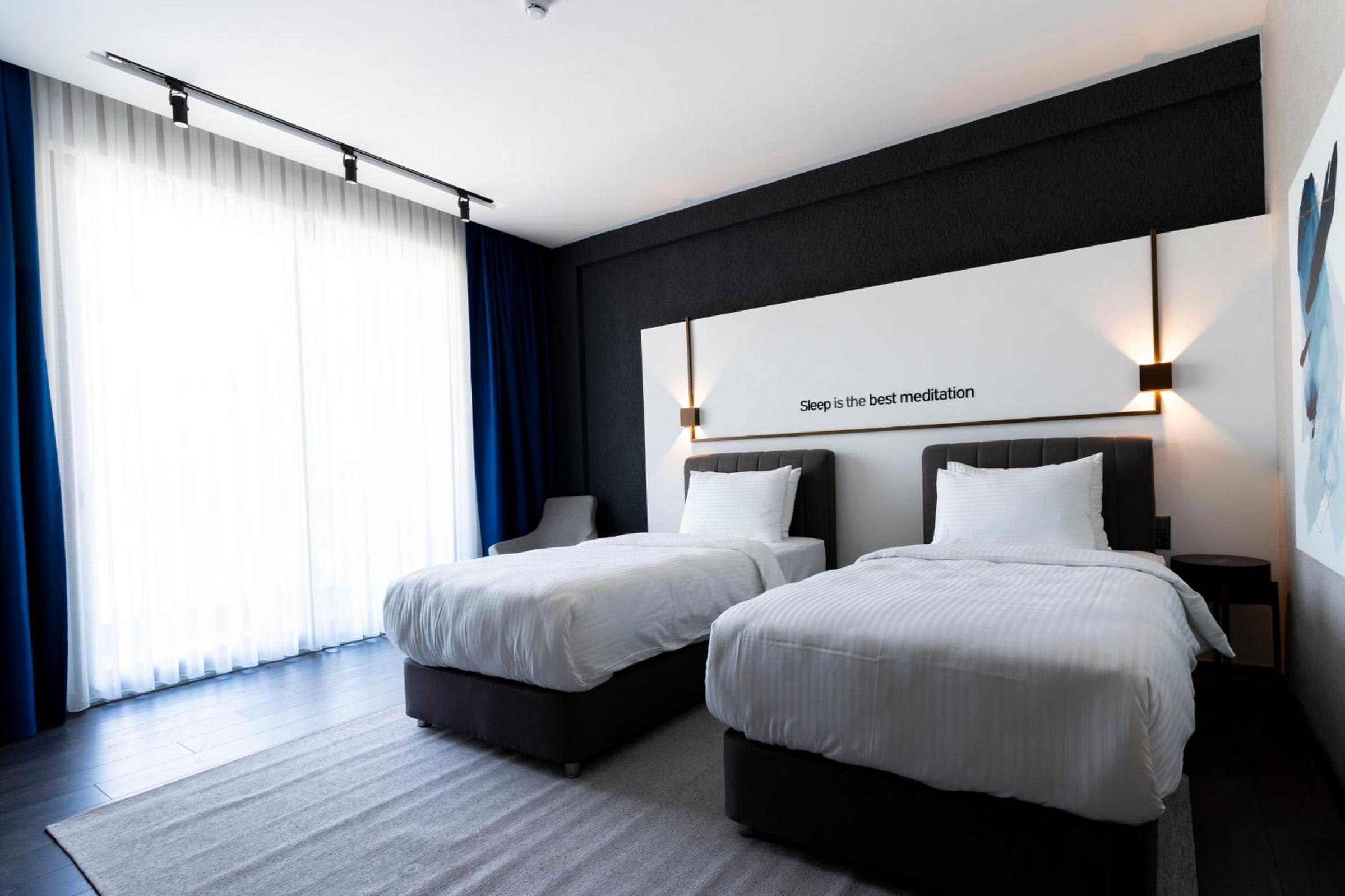 Luxury Twin Room with Balcony - Photo 3