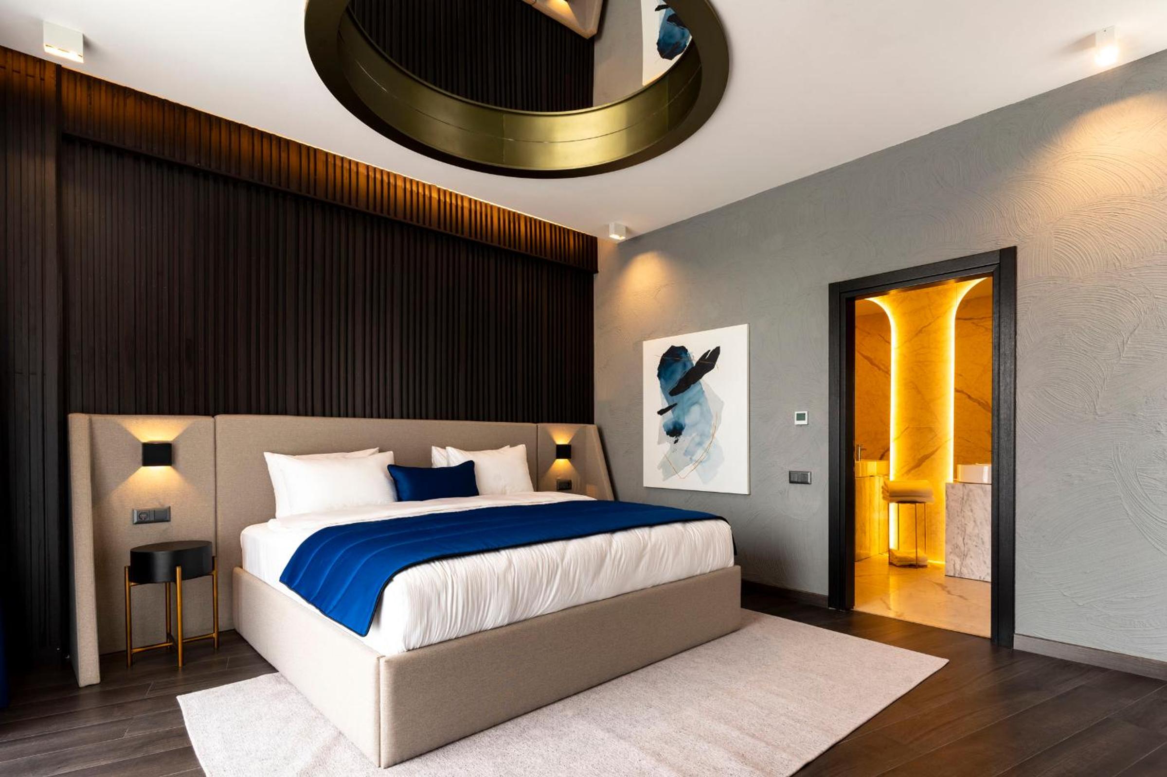 King Suite with Balcony - Photo 7
